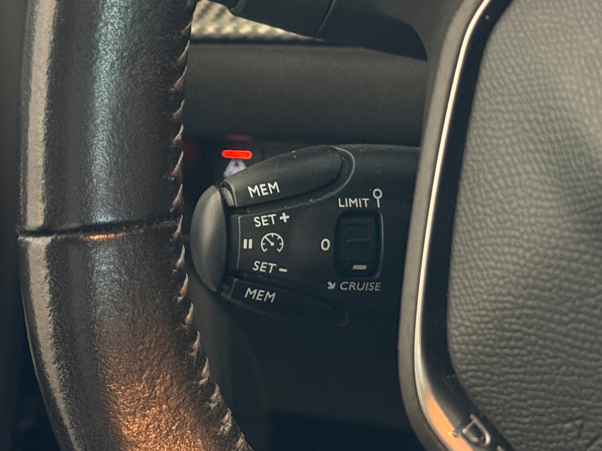 PEUGEOT 208 1.2 PureTech Allure *Virtual Tacho*-image-10