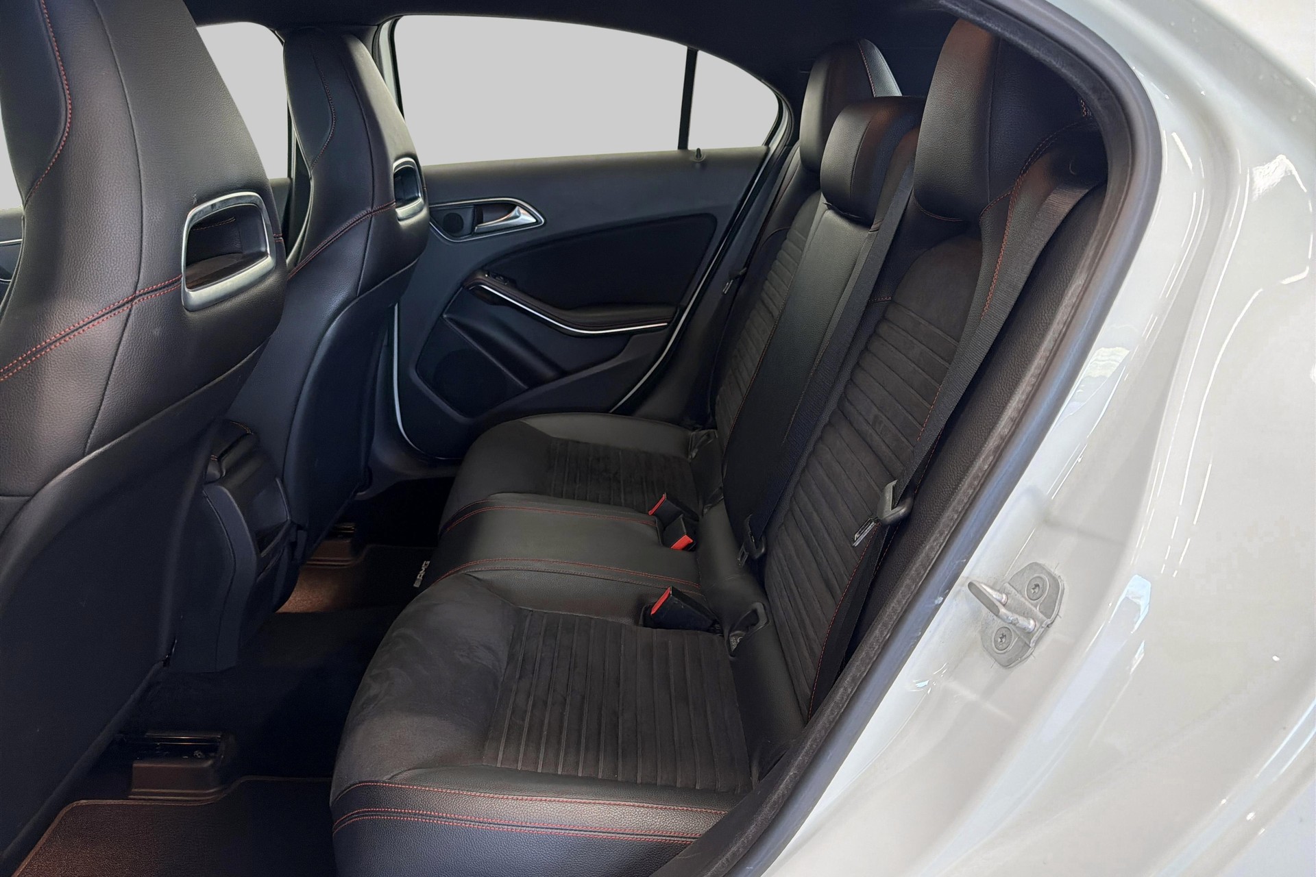 MERCEDES-BENZ A 250 AMG Line 4Matic 7G-DCT-image-15
