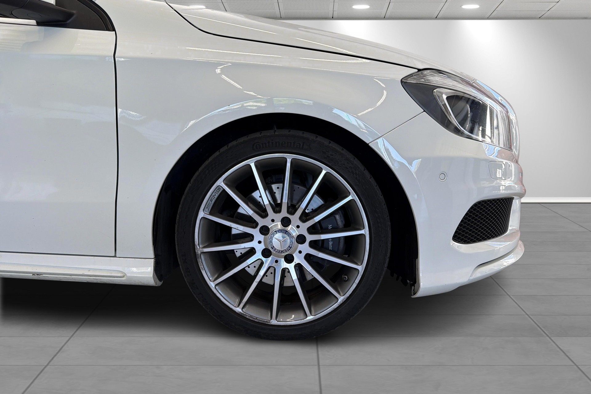 MERCEDES-BENZ A 250 AMG Line 4Matic 7G-DCT-showroom-element-3