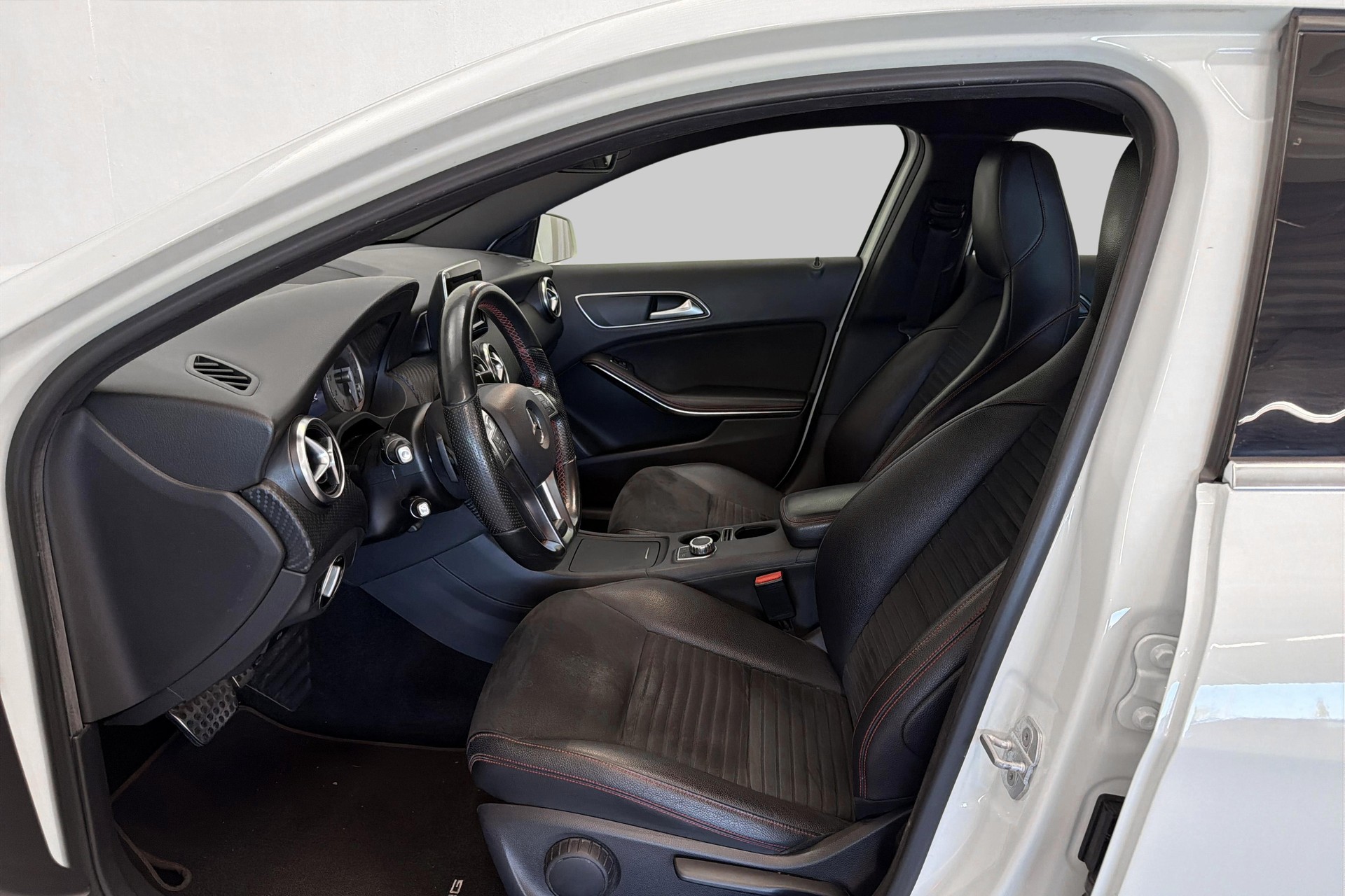 MERCEDES-BENZ A 250 AMG Line 4Matic 7G-DCT-image-7