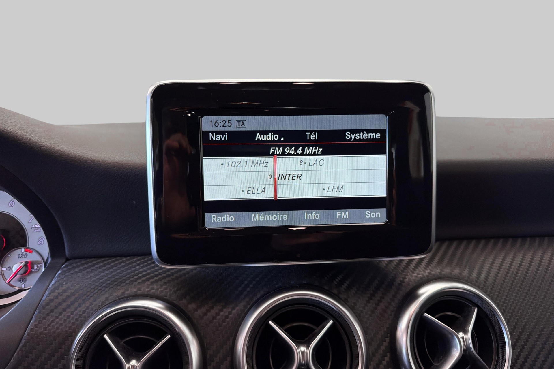 MERCEDES-BENZ A 250 AMG Line 4Matic 7G-DCT-image-12