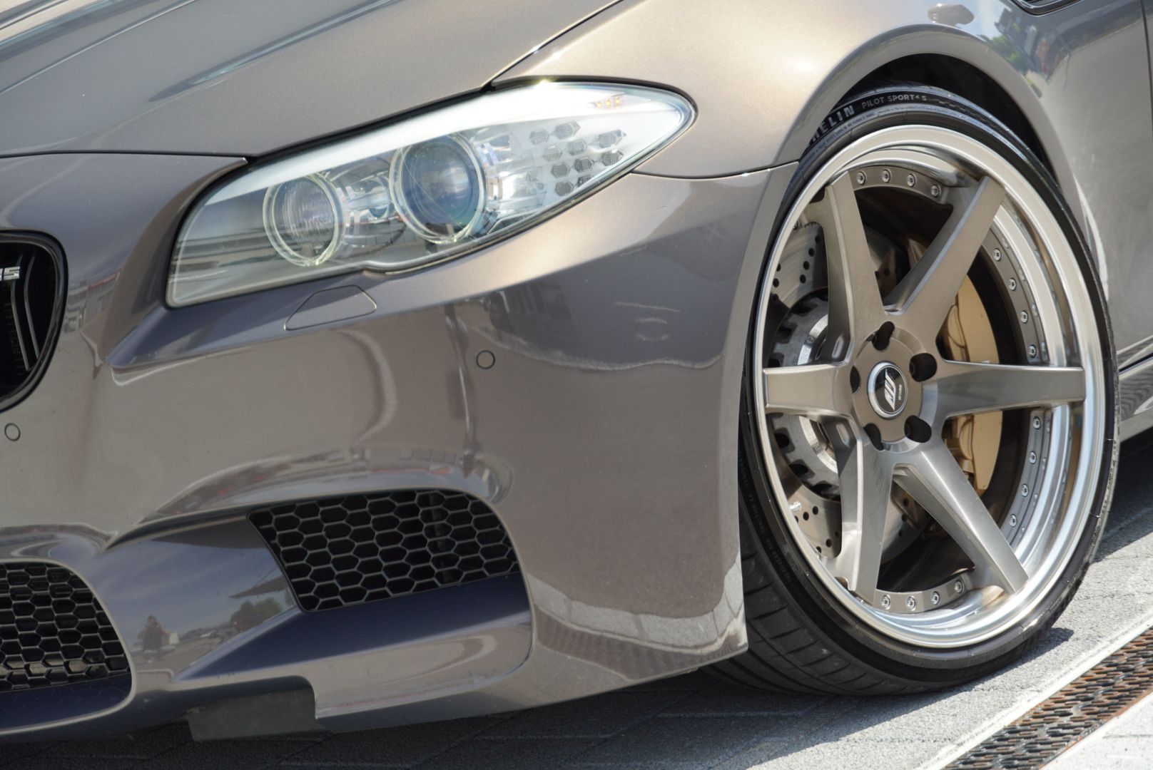 BMW M5 Drivelogic Champagne Quartz Metallic-showroom-element-2