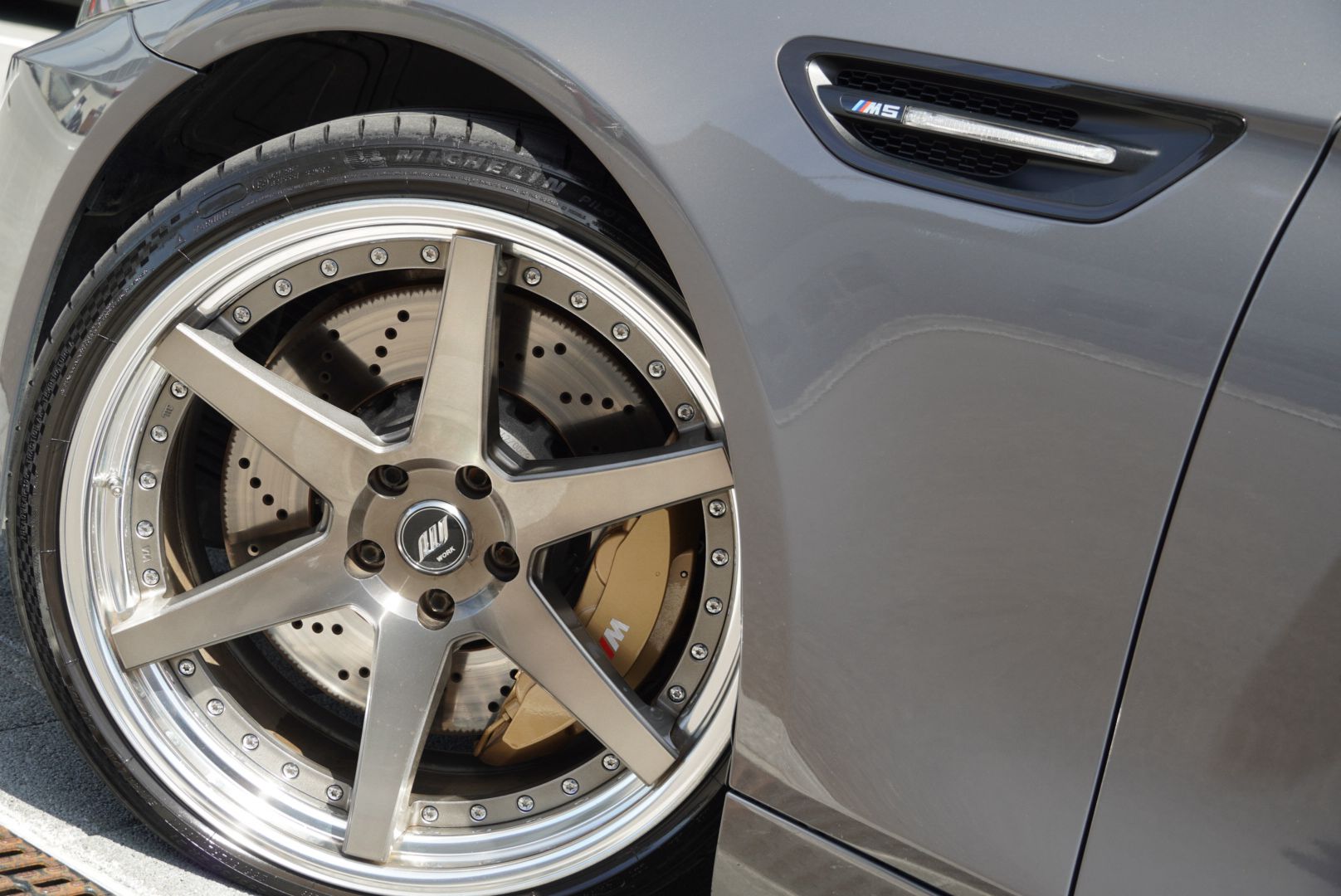 BMW M5 Drivelogic Champagne Quartz Metallic-showroom-element-3