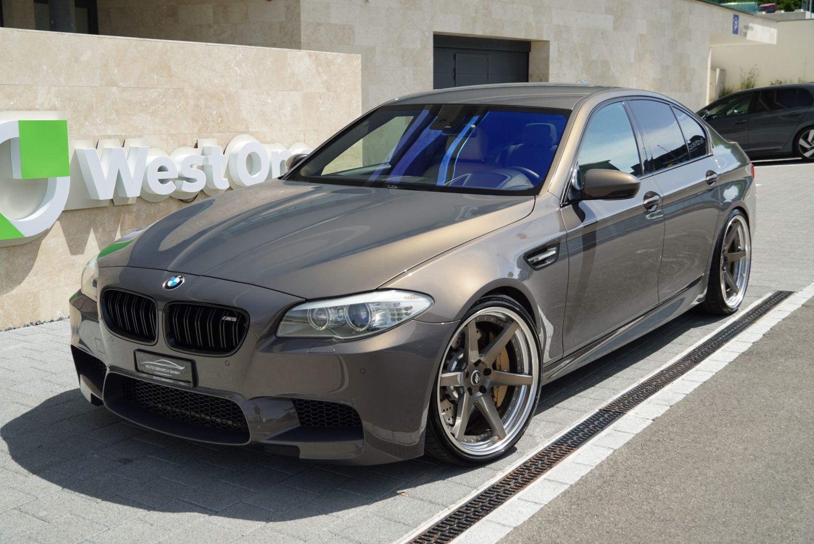 BMW M5 Drivelogic Champagne Quartz Metallic-showroom-element-1