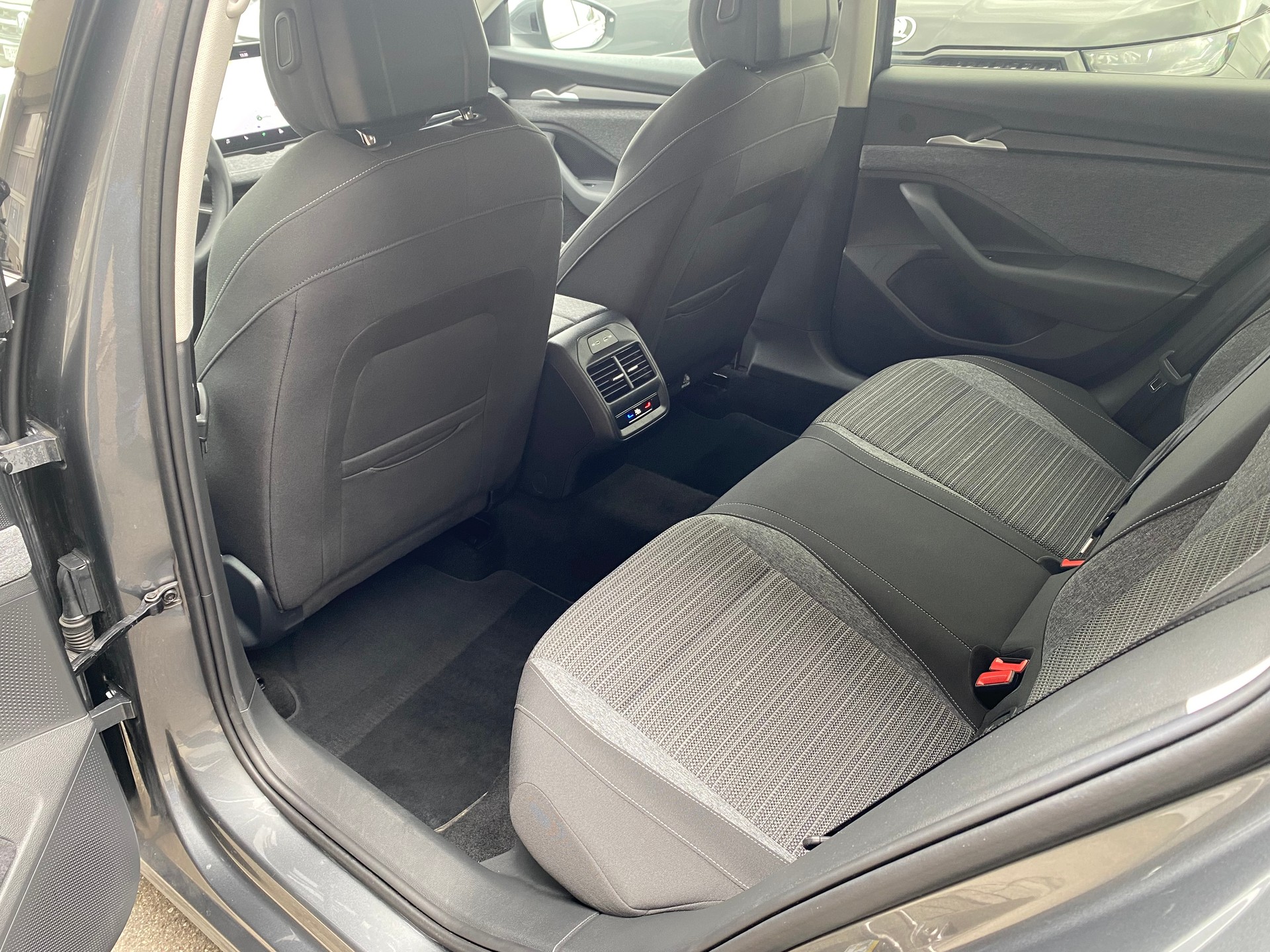 SKODA Superb Combi 2.0TSI 266PS Selection 4x4 DSG **Top Ausstattung**-image-7