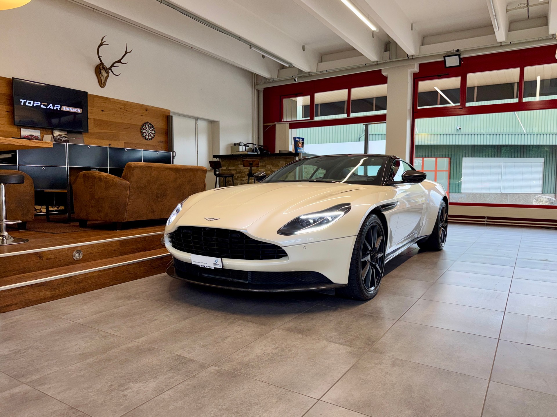 ASTON MARTIN DB11 V8 Touchtronic 3-showroom-element-1