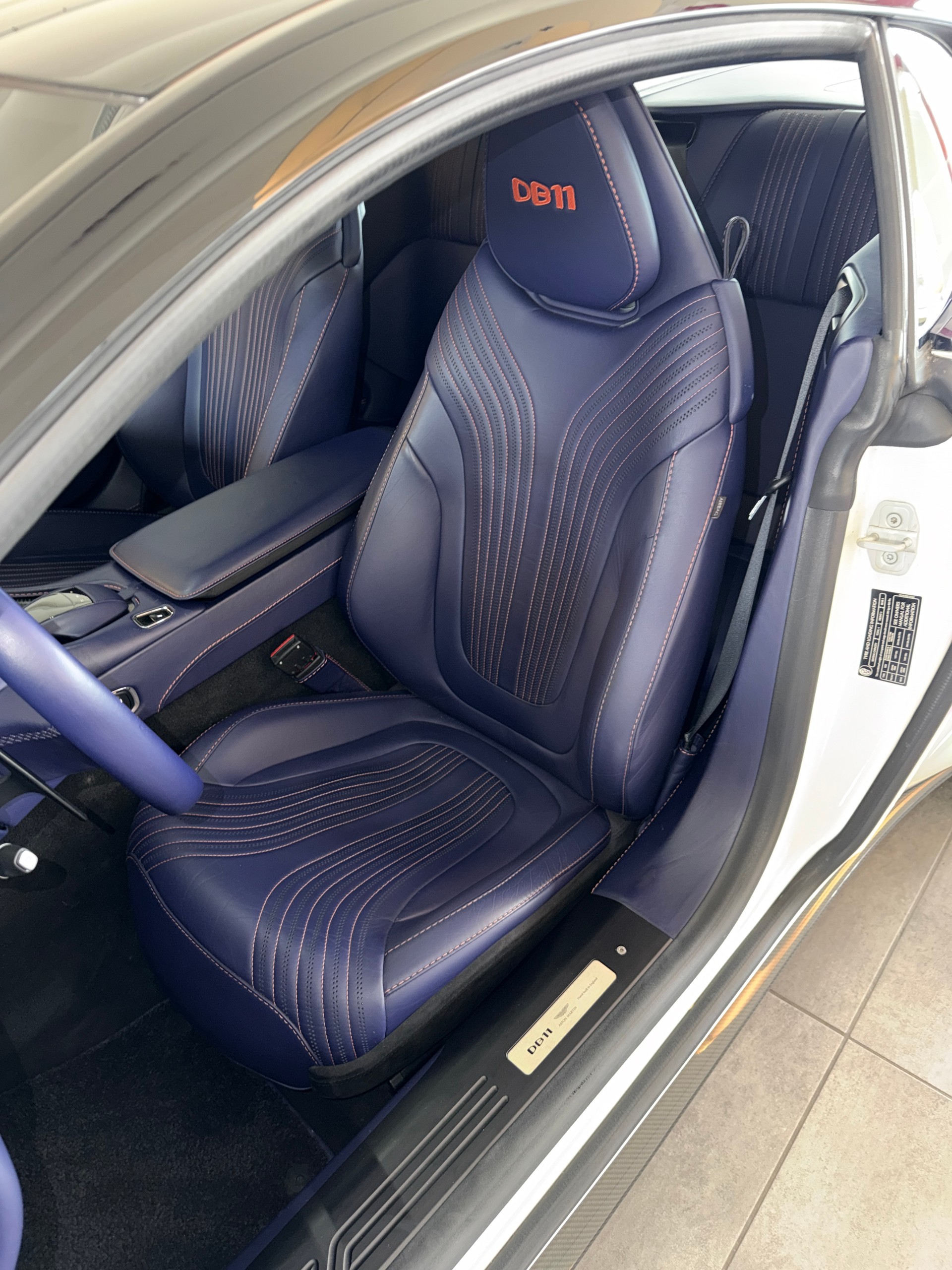 ASTON MARTIN DB11 V8 Touchtronic 3-image-15