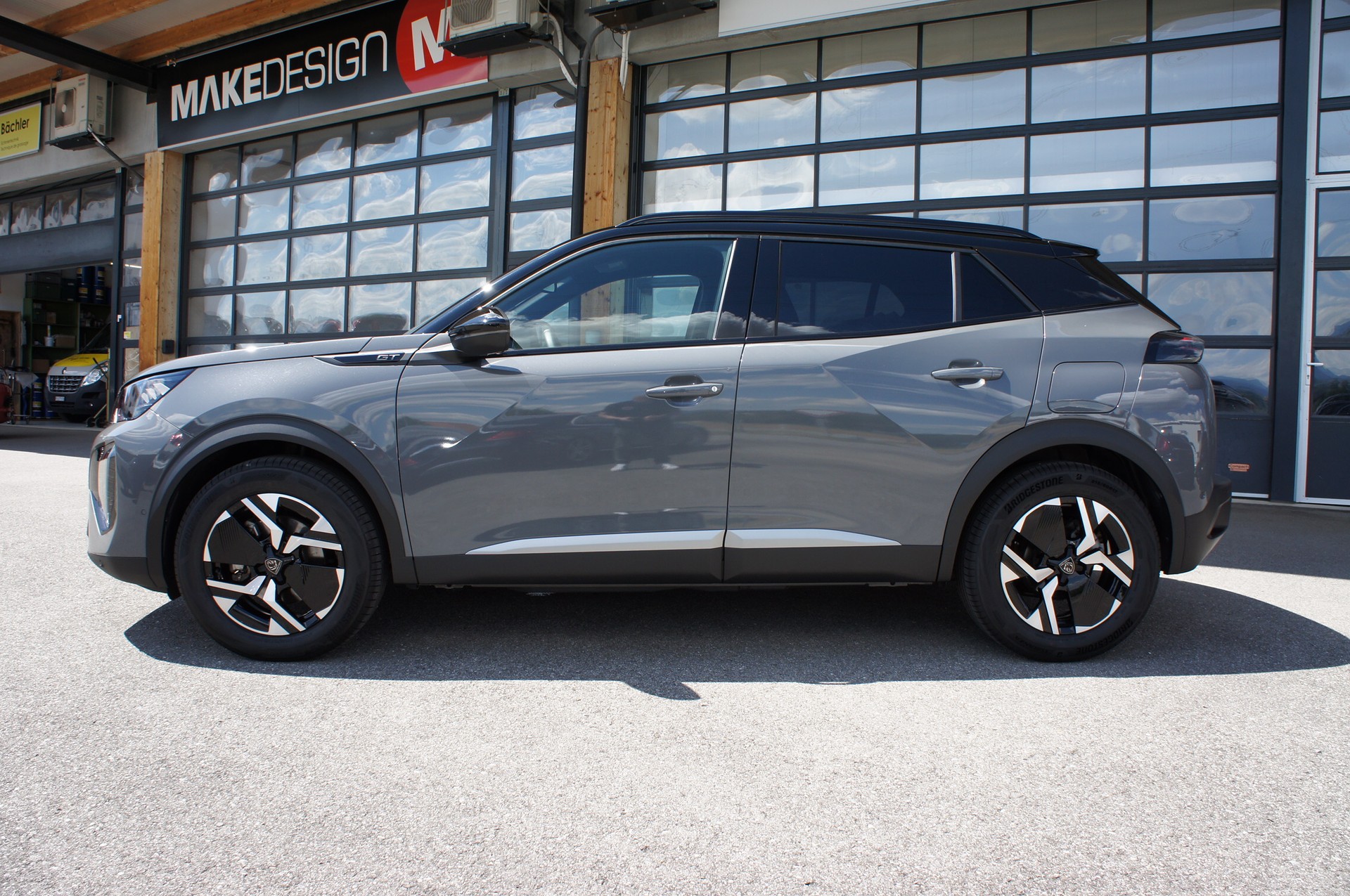 PEUGEOT 2008 1.2 145 MHEV GT-showroom-element-1