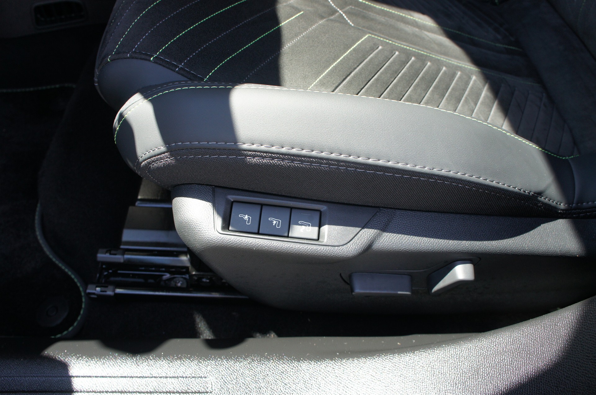 PEUGEOT 2008 1.2 145 MHEV GT-image-12
