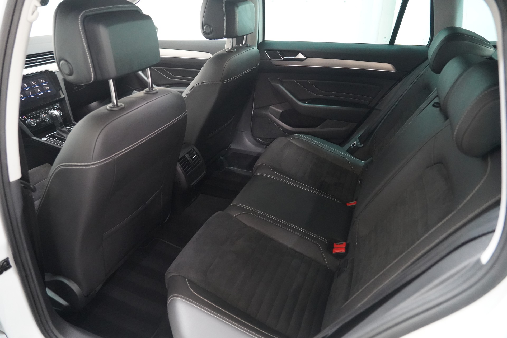 VW Passat 2.0 TDI BMT Business 4Motion DSG-image-12