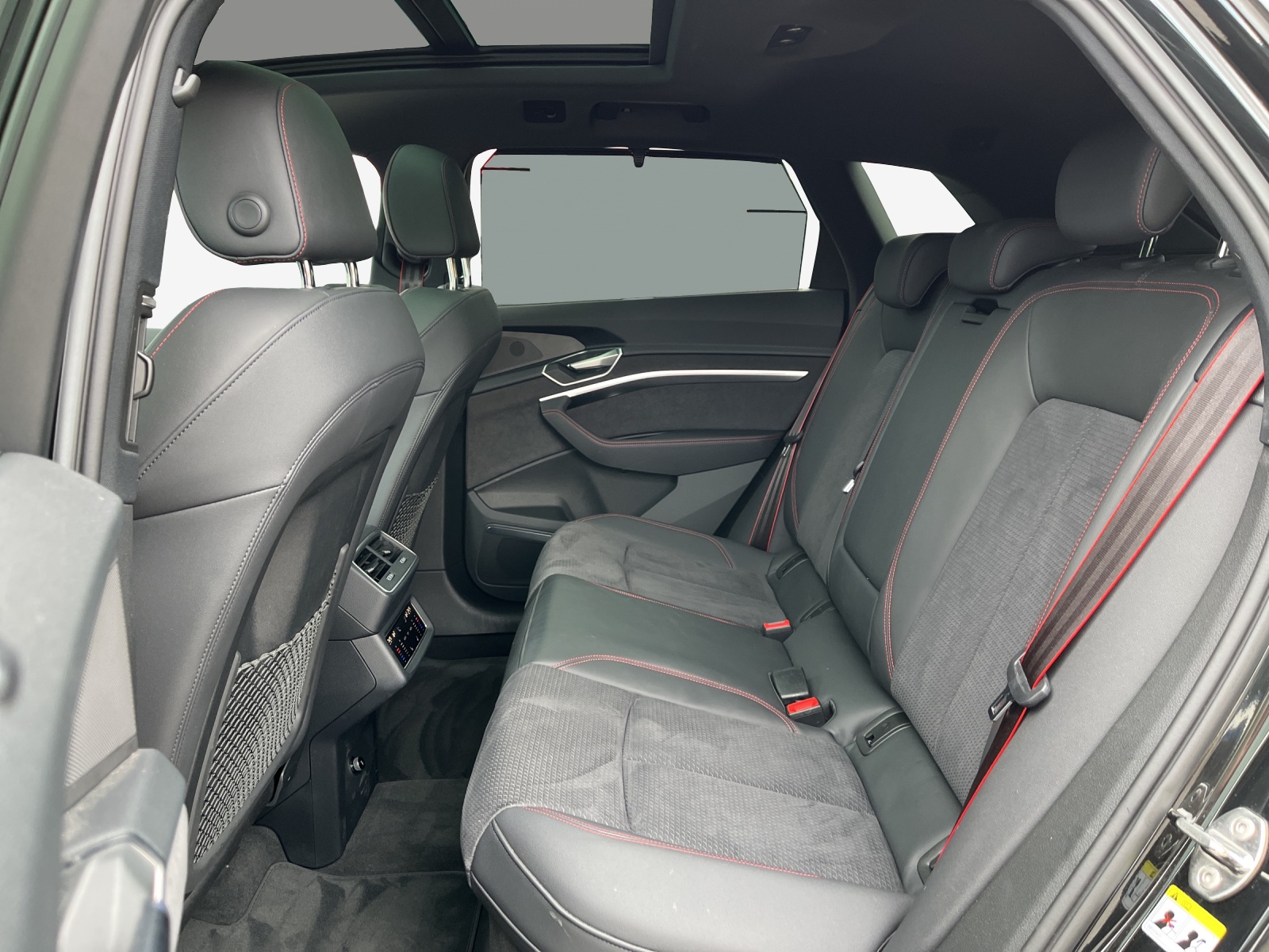 AUDI Q8 50 e-tron Black Edition quattro-image-12