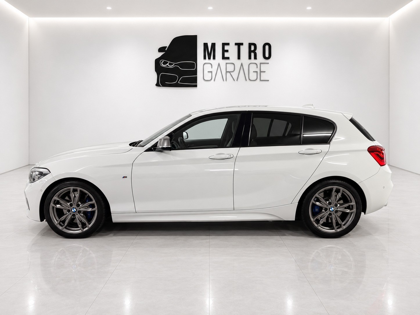 BMW M135i xDrive Steptronic-showroom-element-1