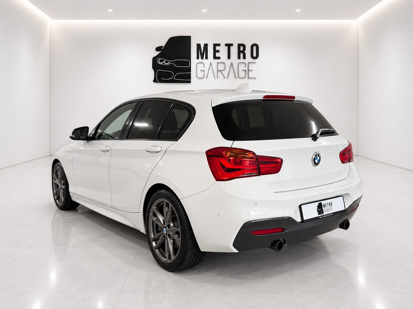 BMW M135i xDrive Steptronic-showroom-element-2