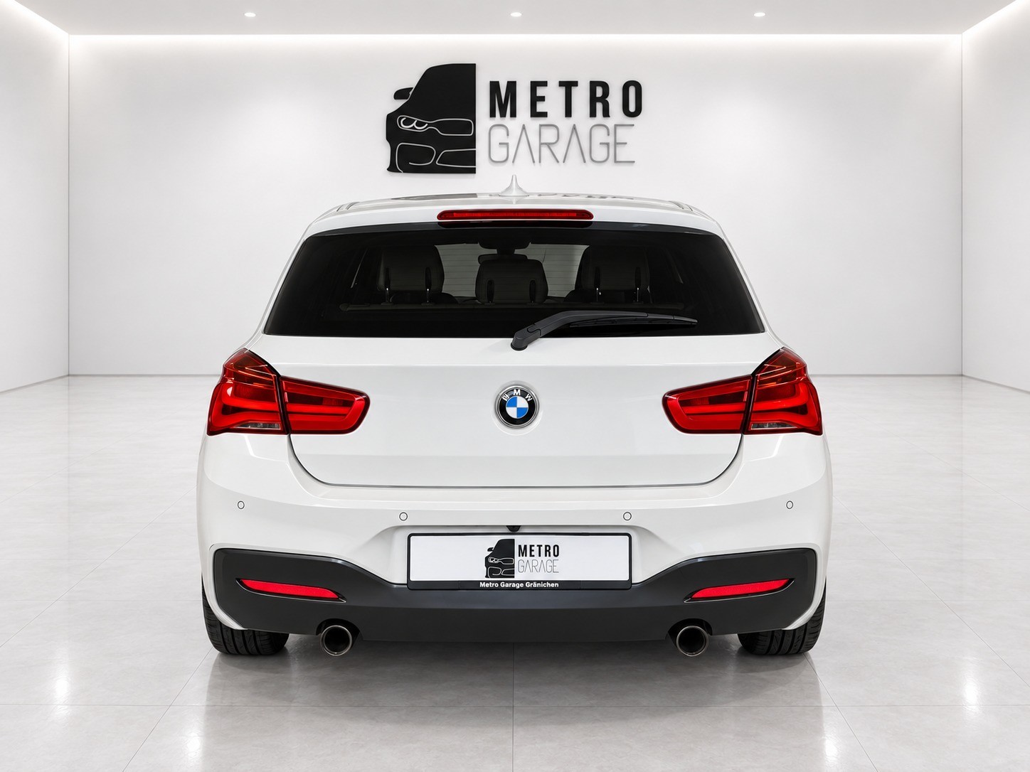 BMW M135i xDrive Steptronic-showroom-element-3