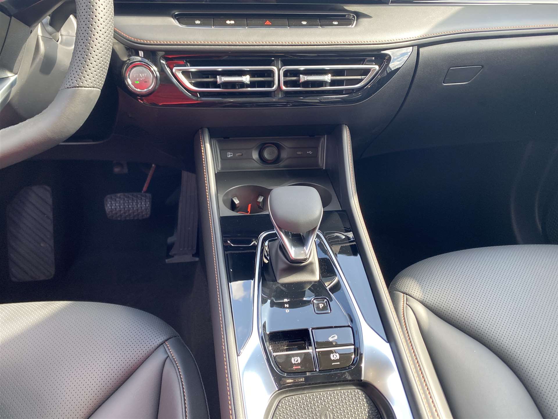 MG HS 1.5 T HEV+ Luxury 224PS Automat-image-8