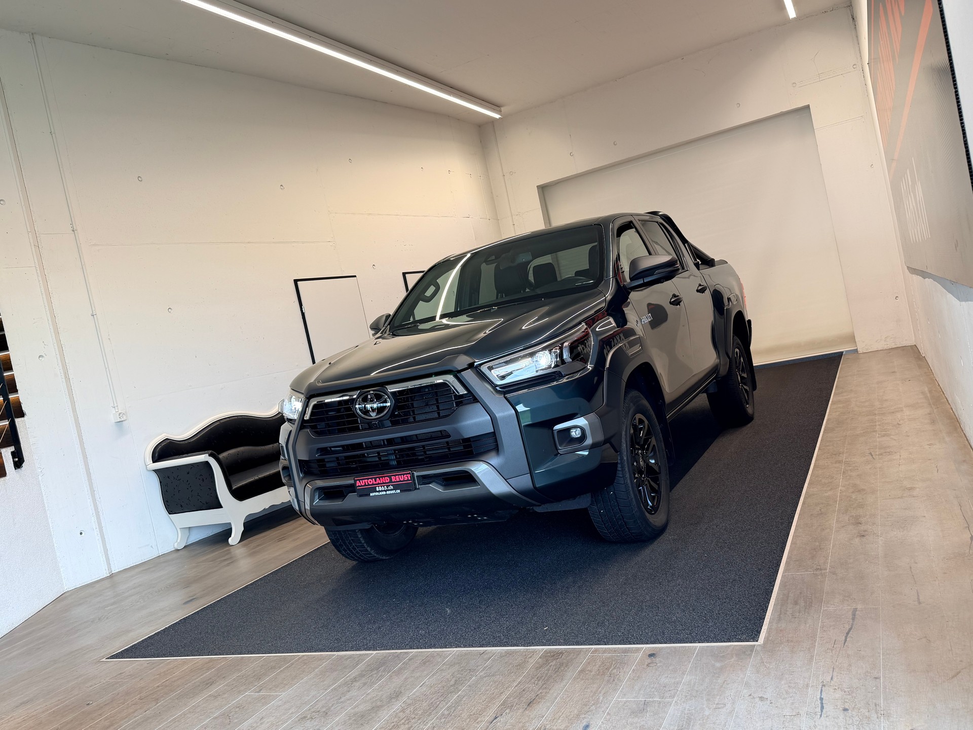 TOYOTA Hilux 2.8d MHEV Invincible Double Cab 4x4-showroom-element-2