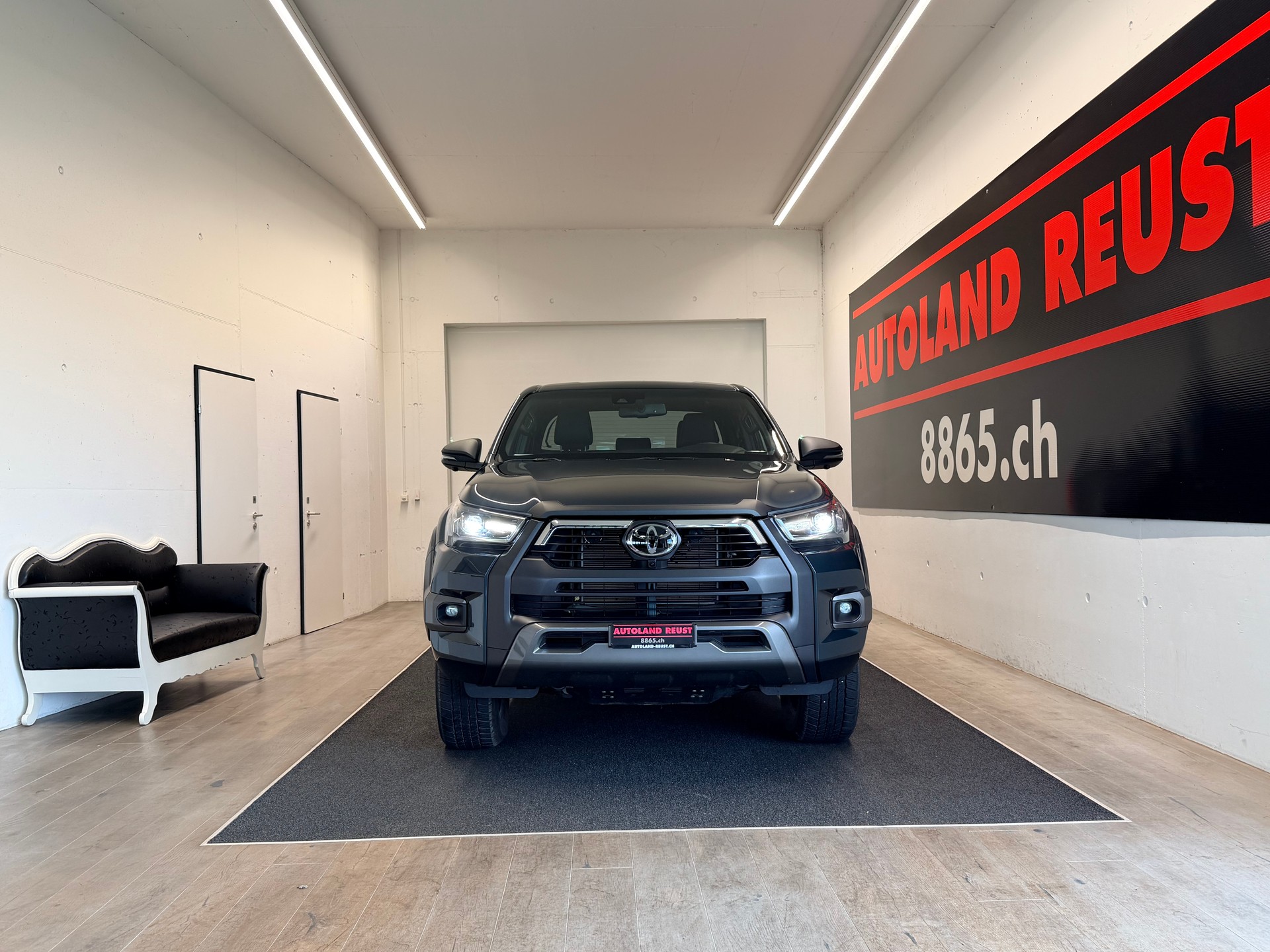 TOYOTA Hilux 2.8d MHEV Invincible Double Cab 4x4-showroom-element-1