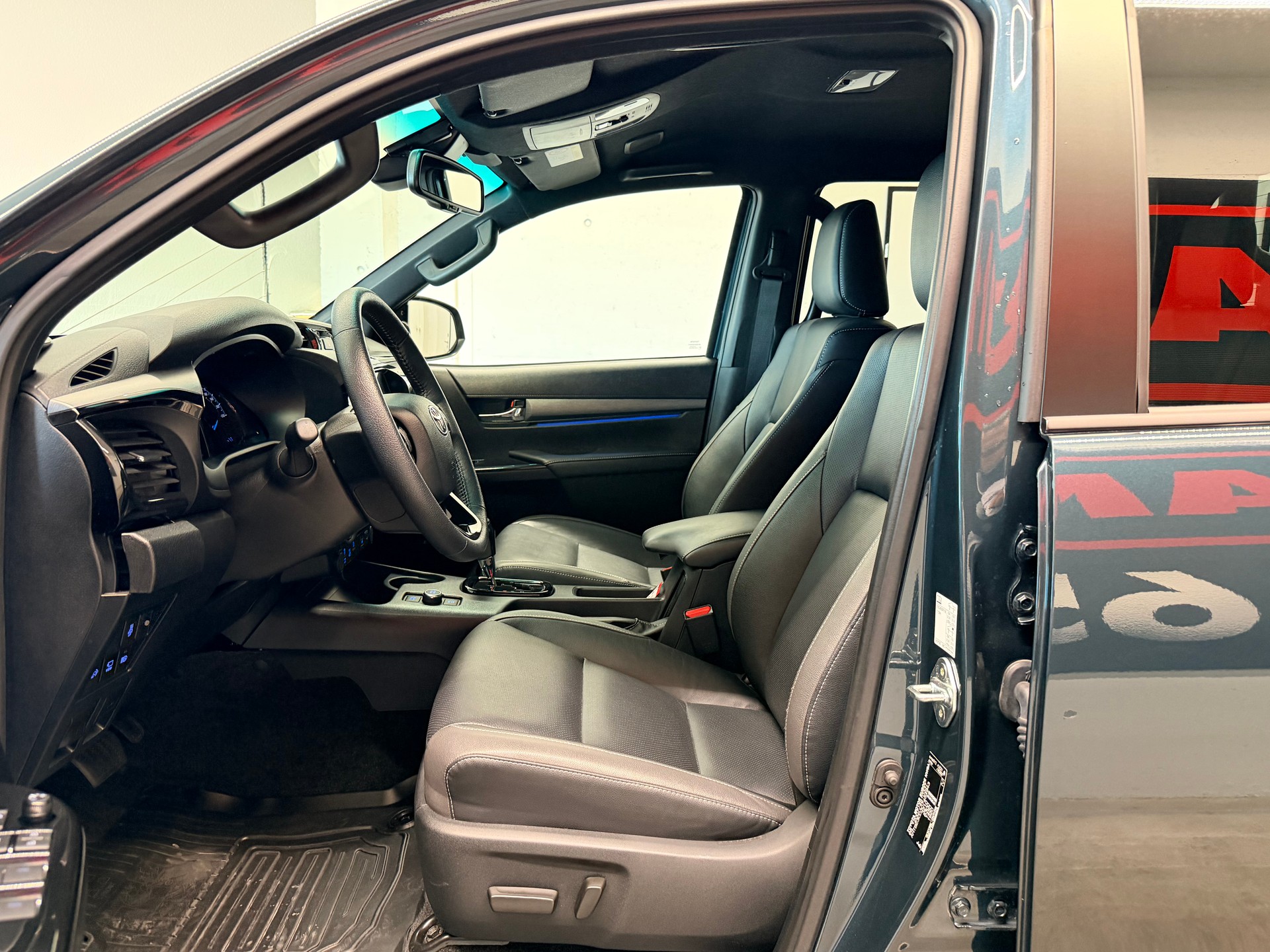 TOYOTA Hilux 2.8d MHEV Invincible Double Cab 4x4-image-14