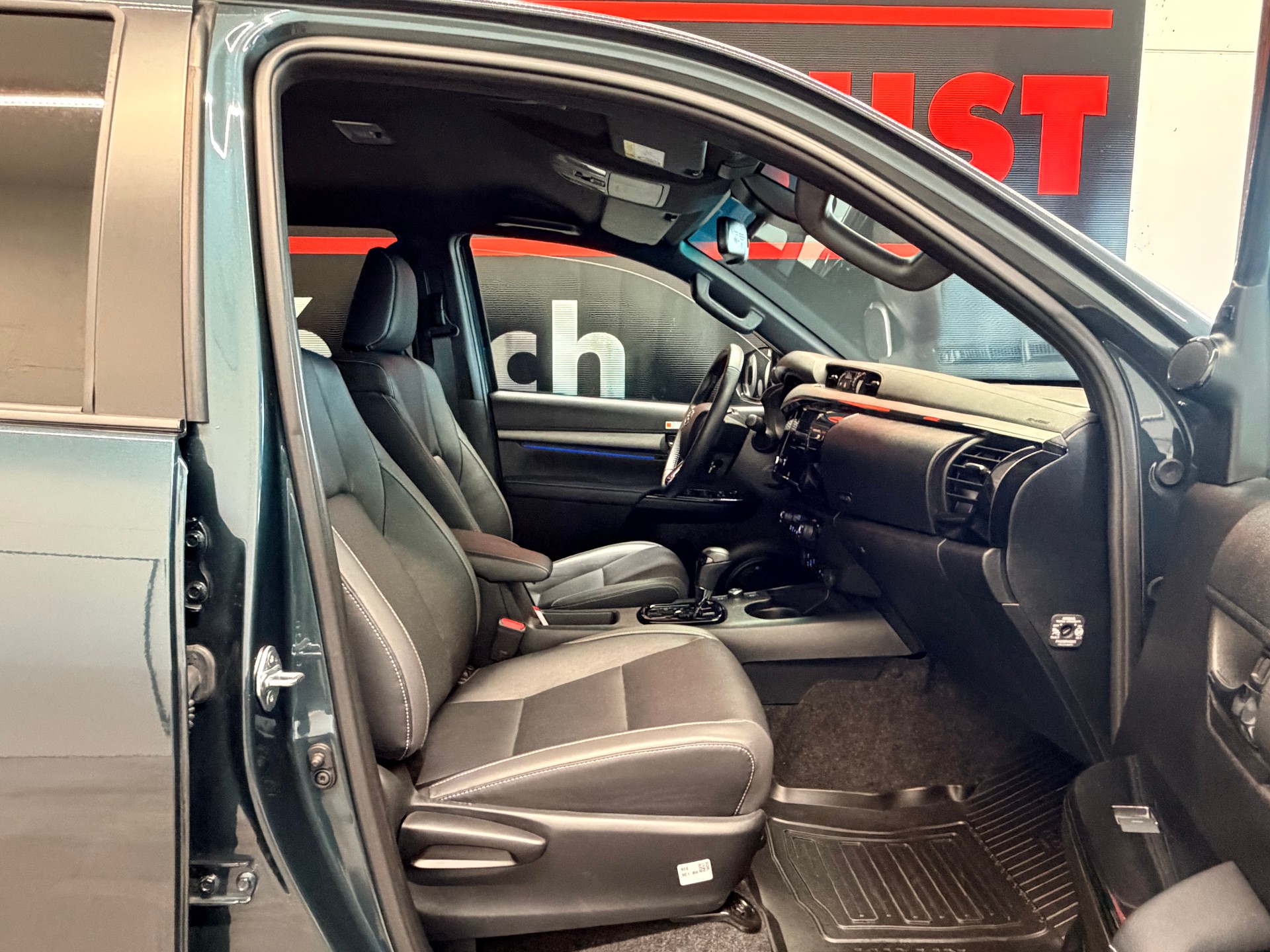 TOYOTA Hilux 2.8d MHEV Invincible Double Cab 4x4-image-20