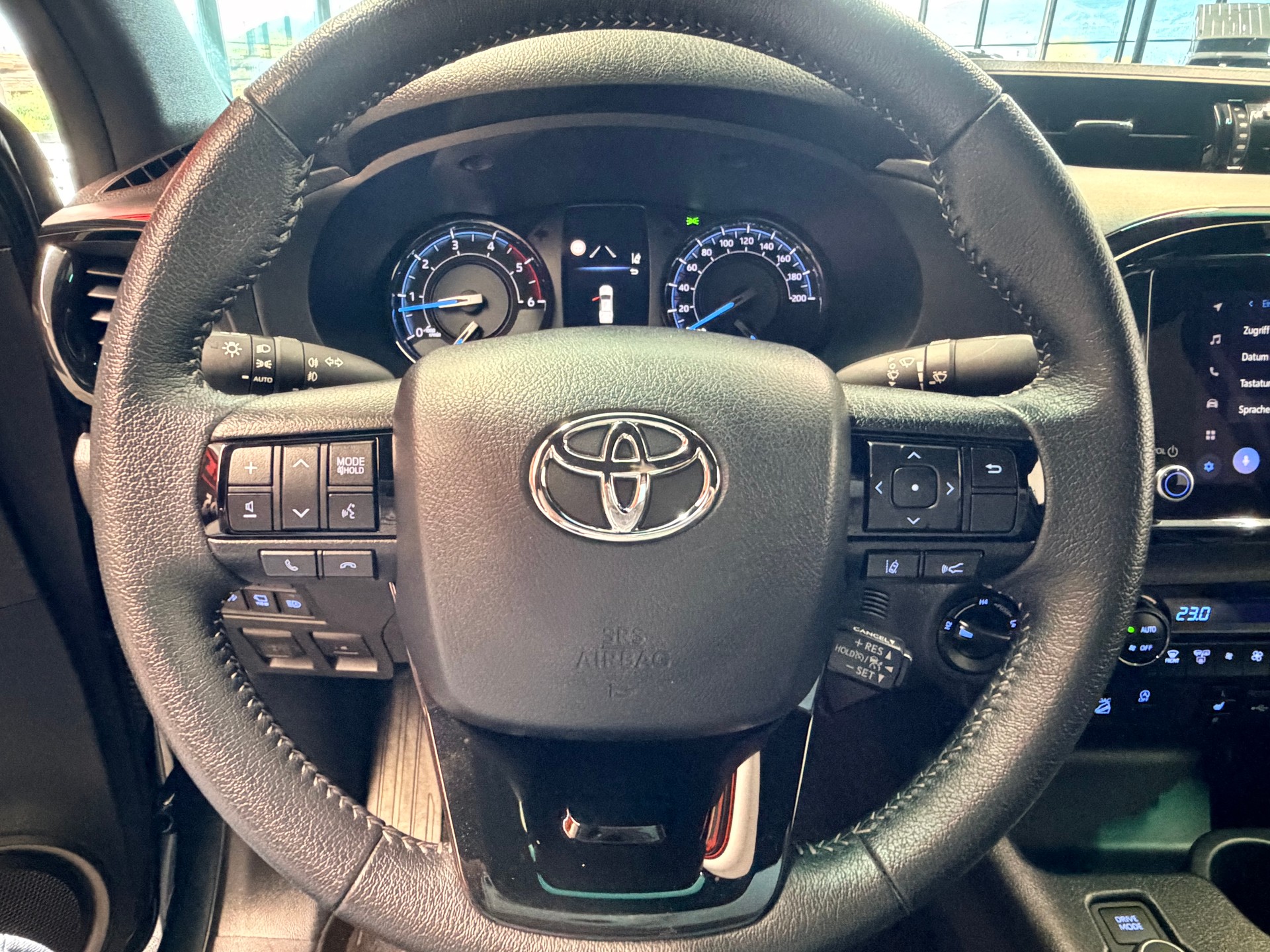 TOYOTA Hilux 2.8d MHEV Invincible Double Cab 4x4-image-24