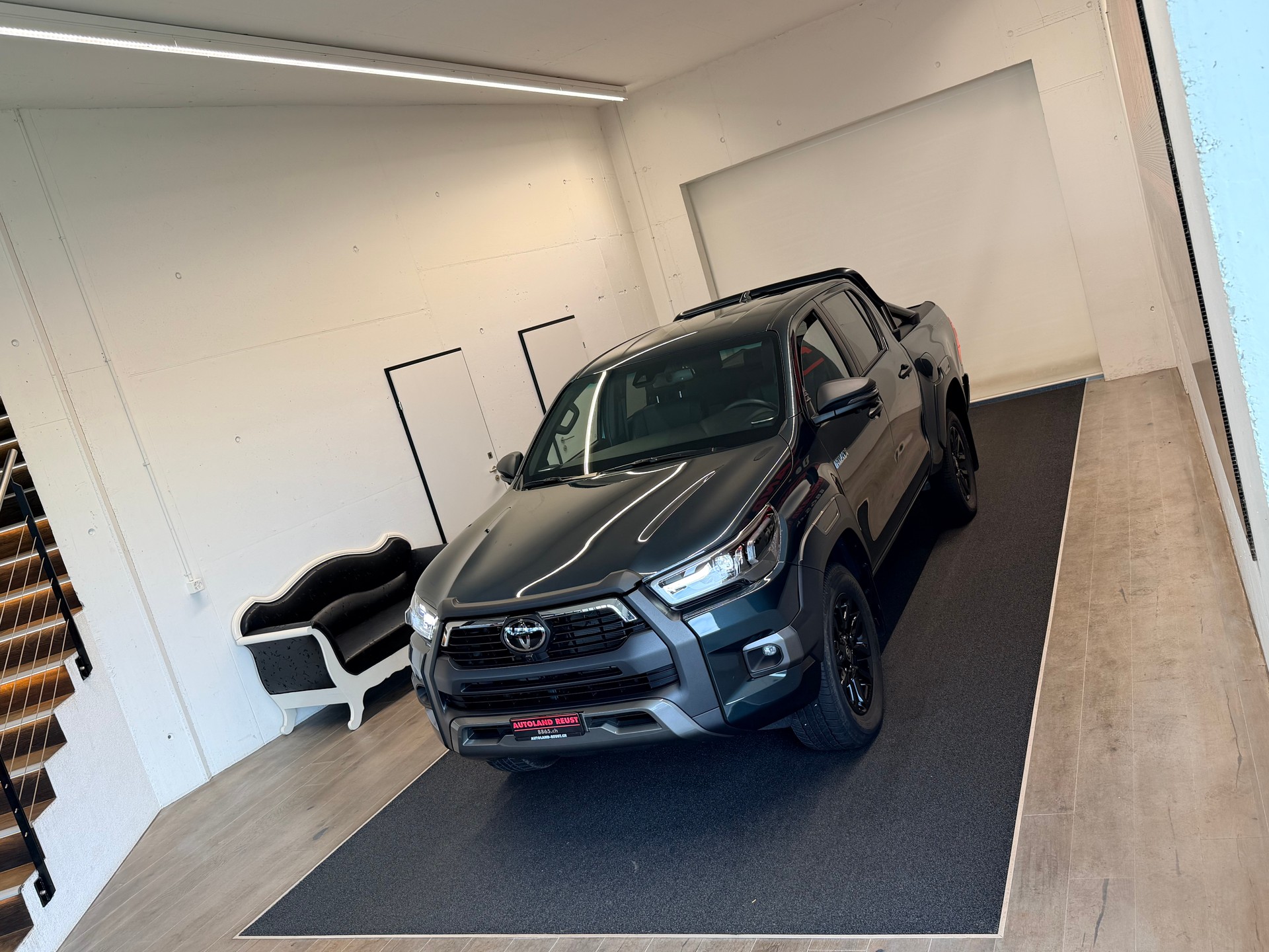 TOYOTA Hilux 2.8d MHEV Invincible Double Cab 4x4-showroom-element-3