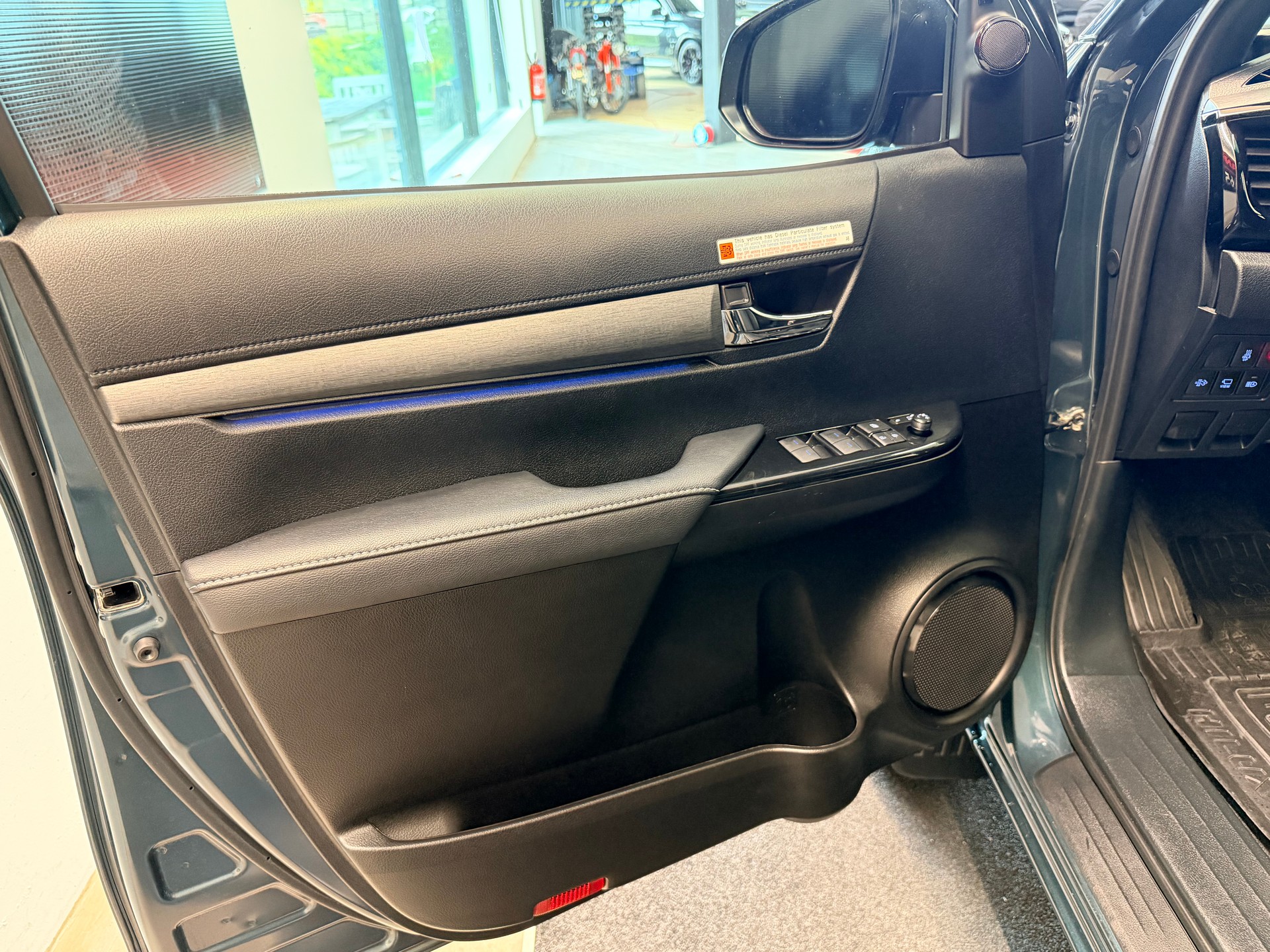 TOYOTA Hilux 2.8d MHEV Invincible Double Cab 4x4-image-13