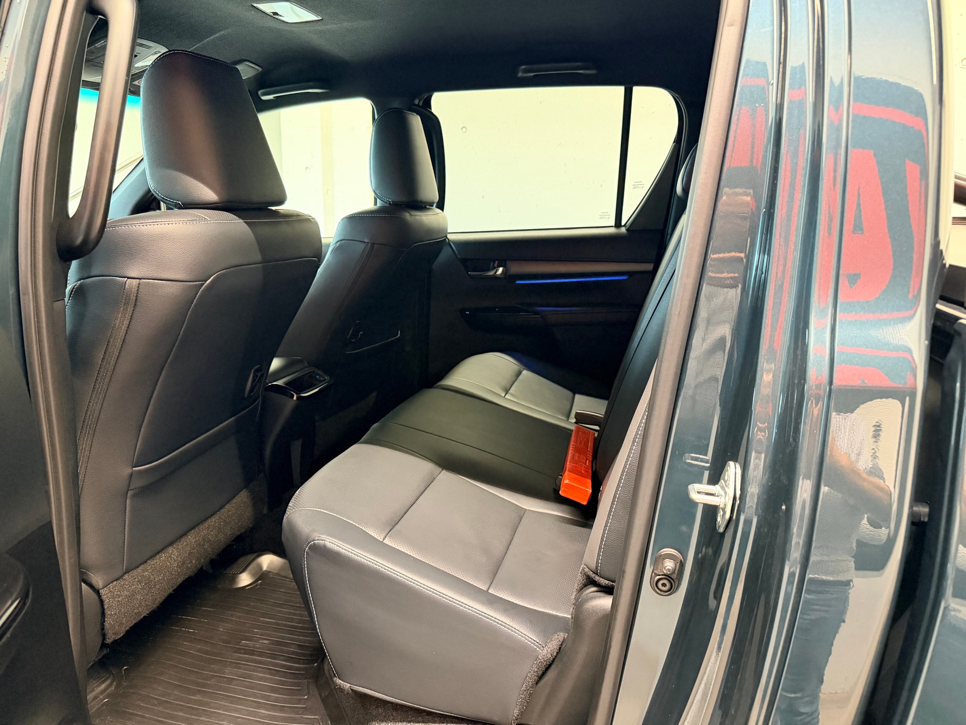 TOYOTA Hilux 2.8d MHEV Invincible Double Cab 4x4-image-16