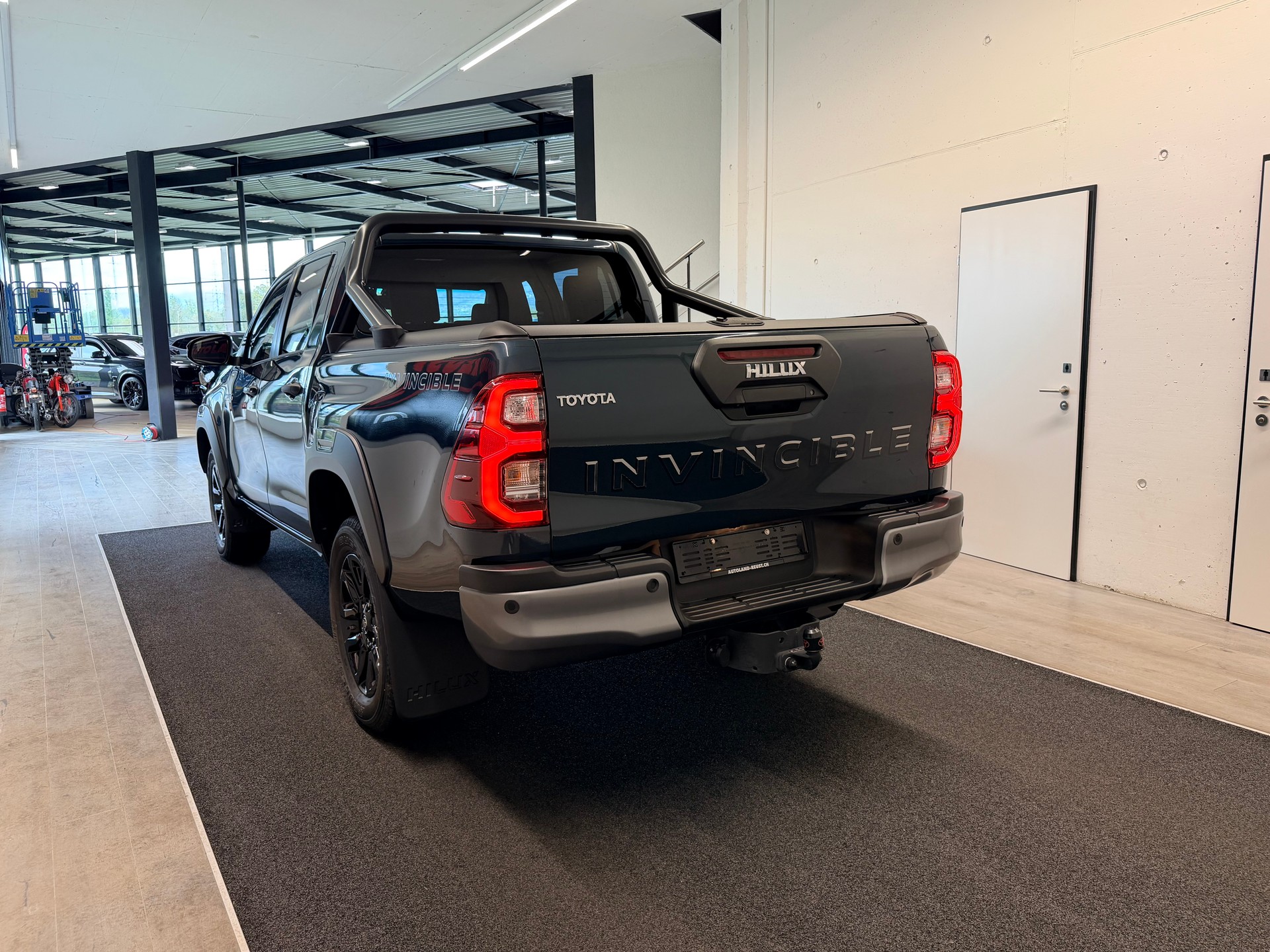 TOYOTA Hilux 2.8d MHEV Invincible Double Cab 4x4-image-8