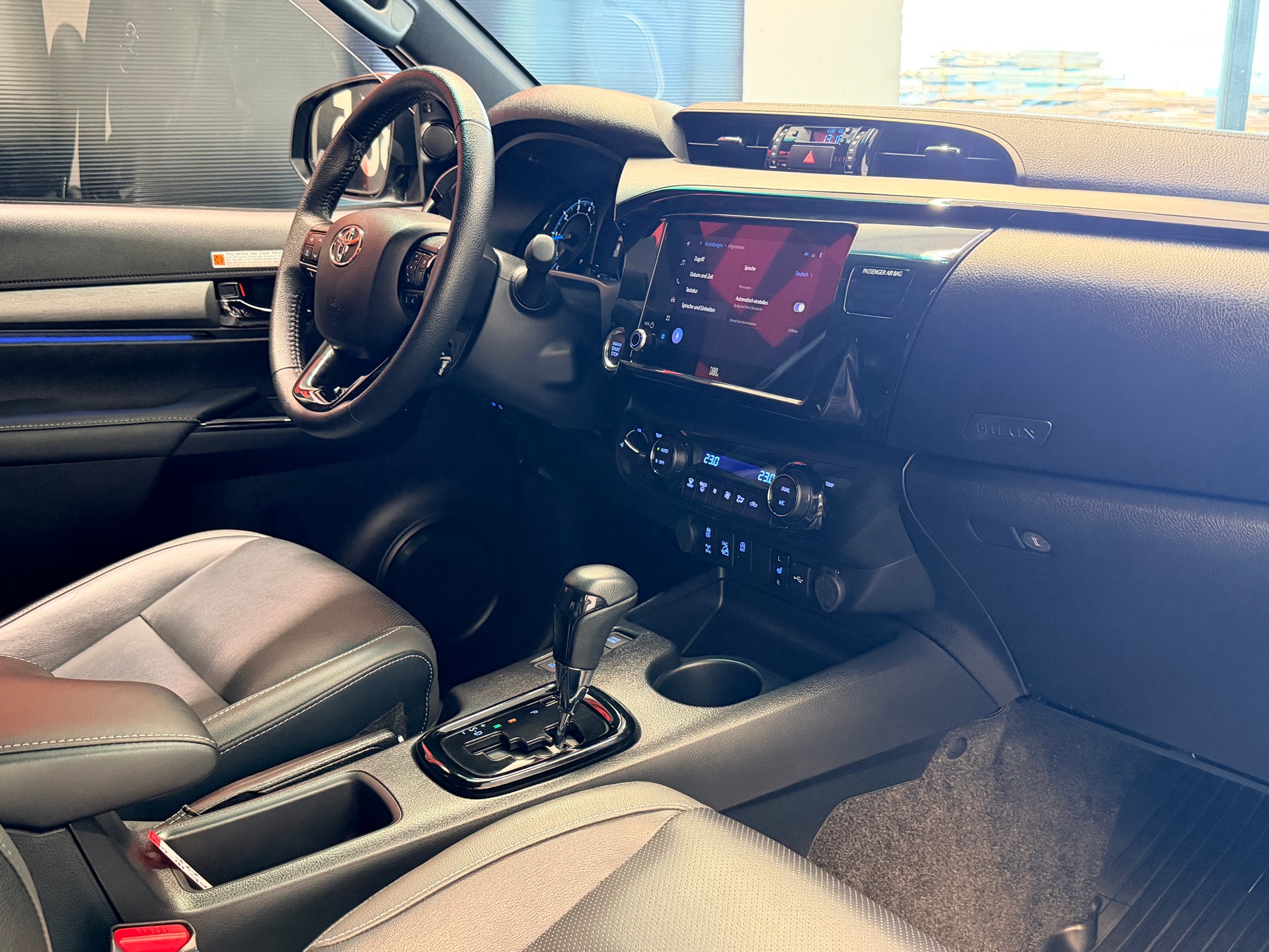 TOYOTA Hilux 2.8d MHEV Invincible Double Cab 4x4-image-19