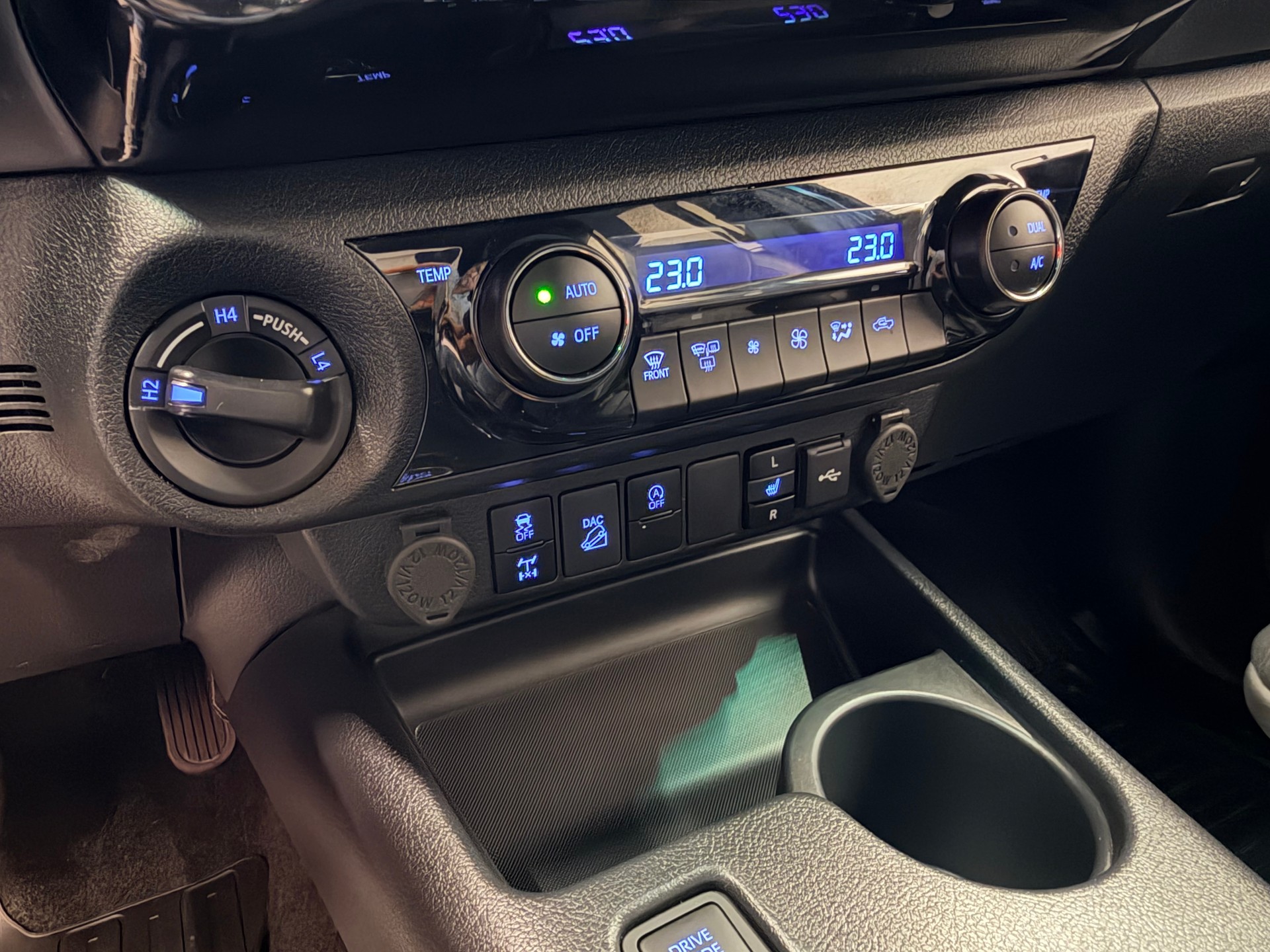 TOYOTA Hilux 2.8d MHEV Invincible Double Cab 4x4-image-22