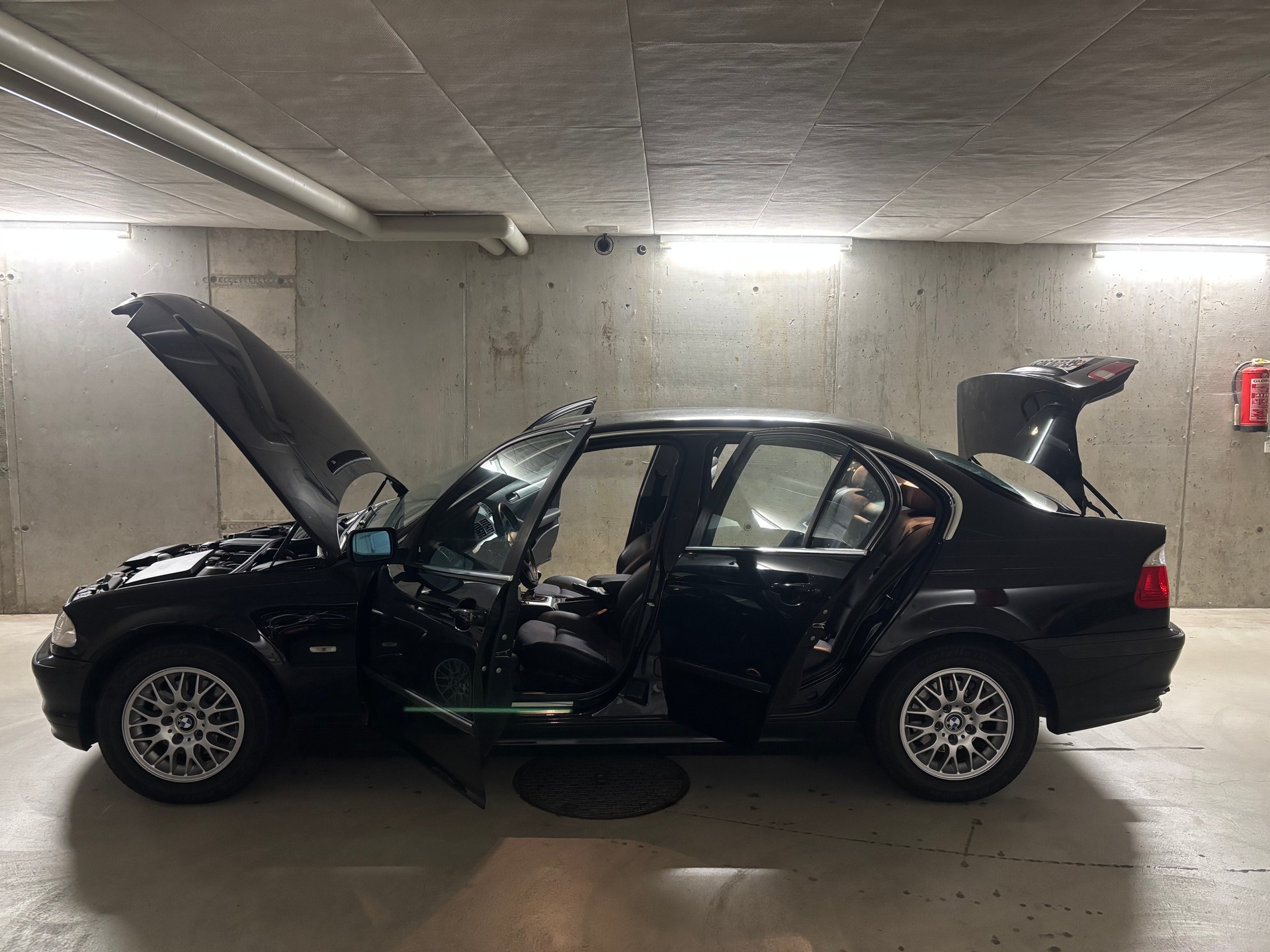 BMW 320i-image-8