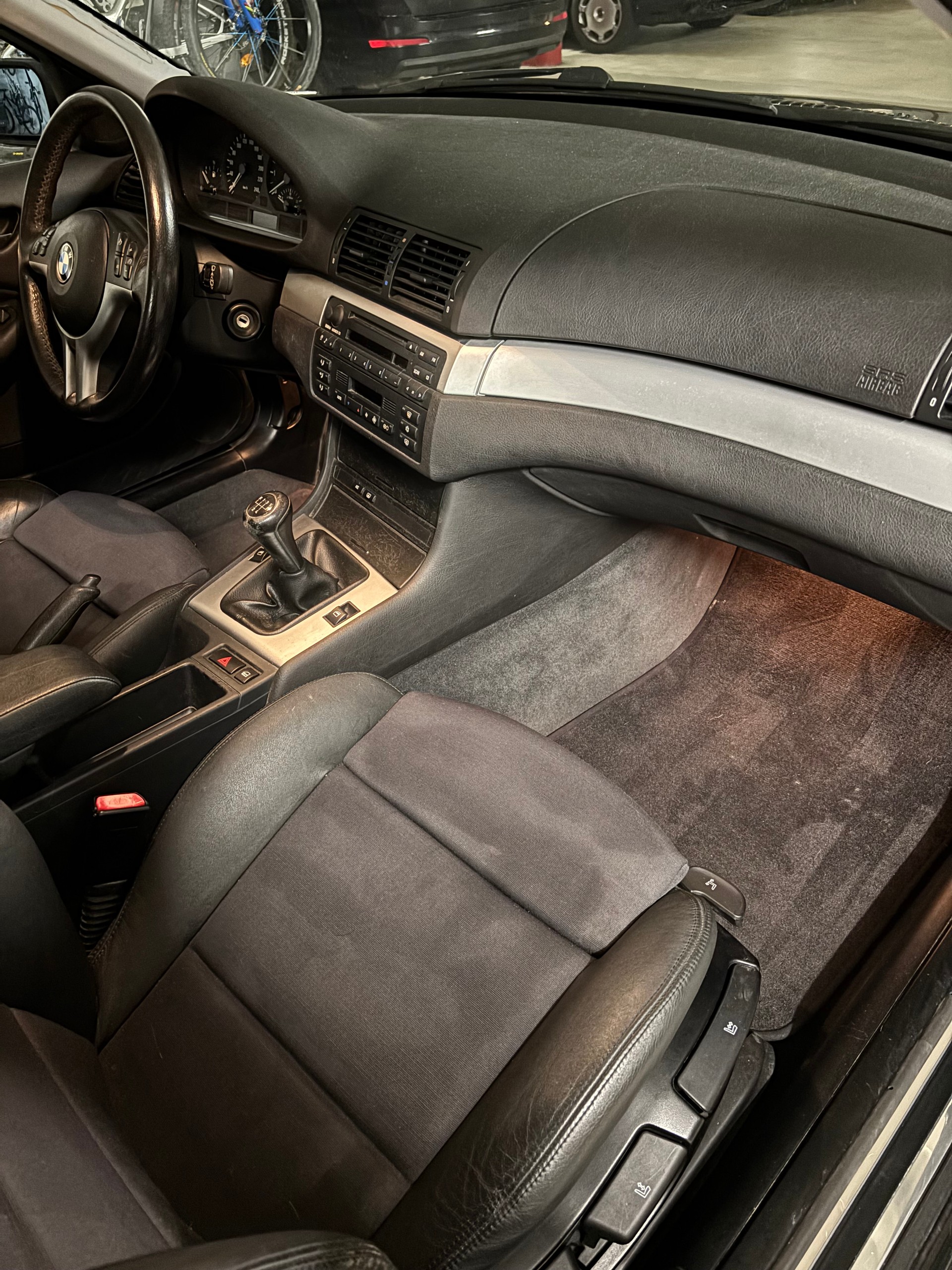 BMW 320i-image-13