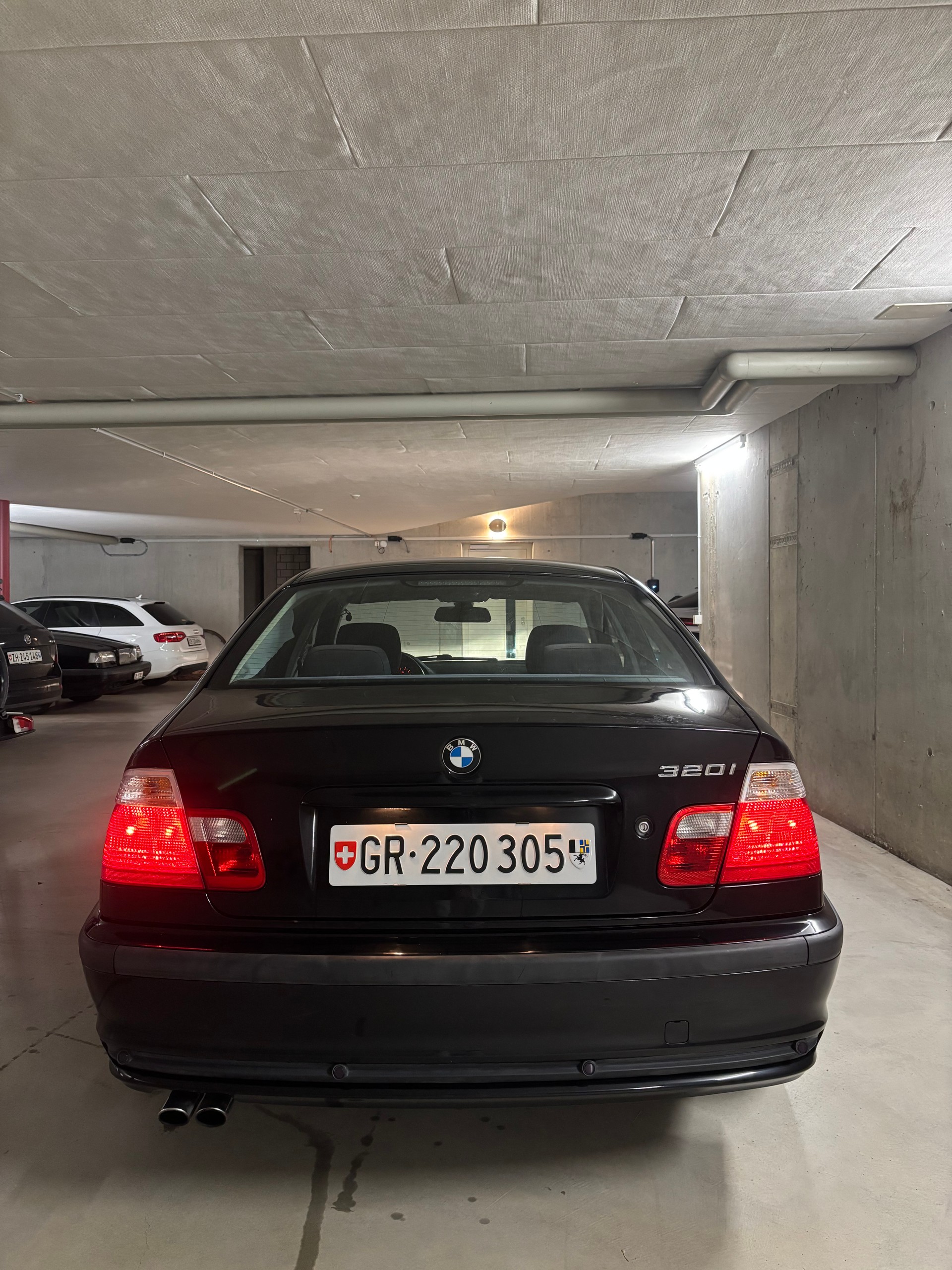 BMW 320i-image-6