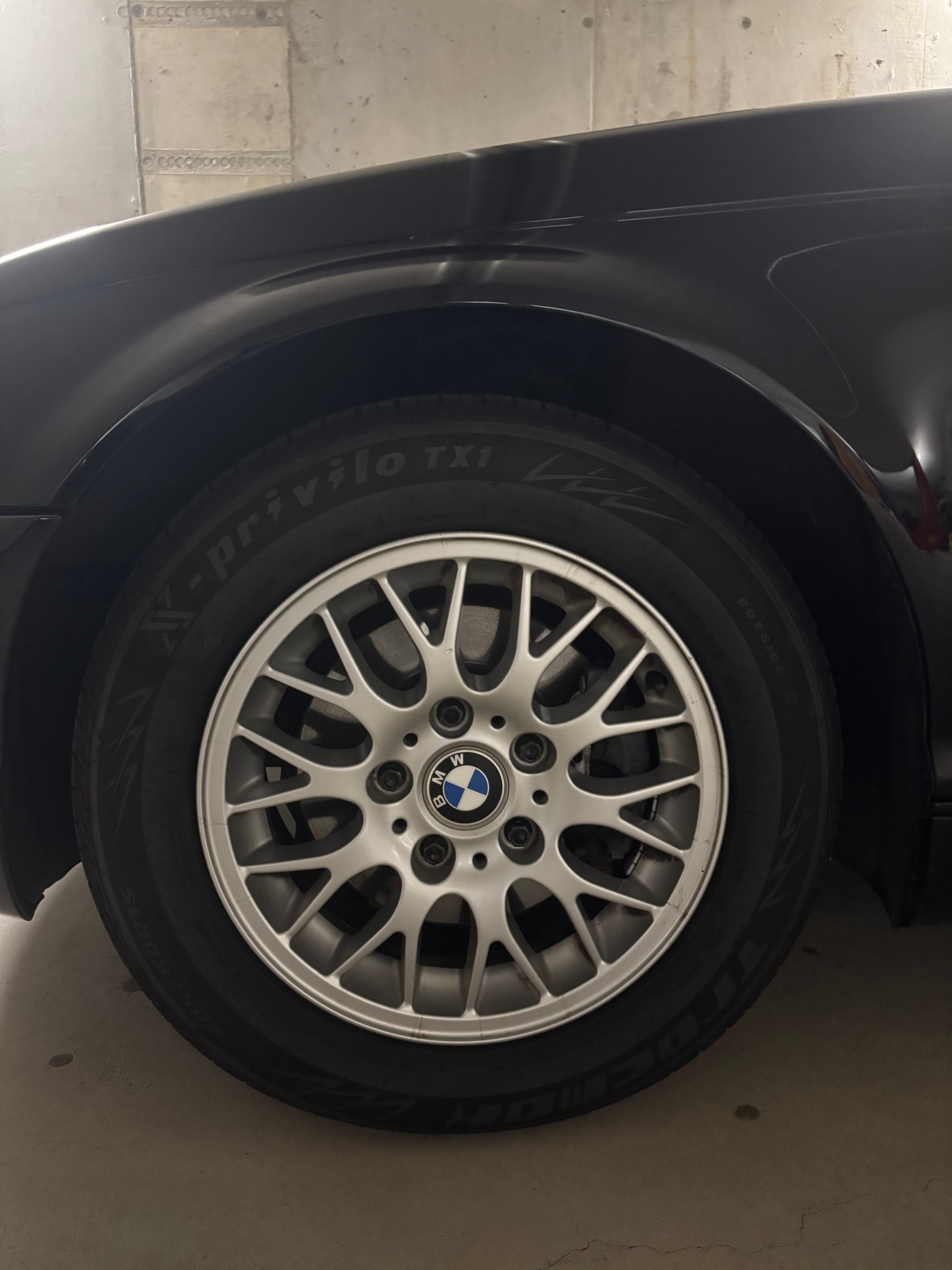 BMW 320i-image-9