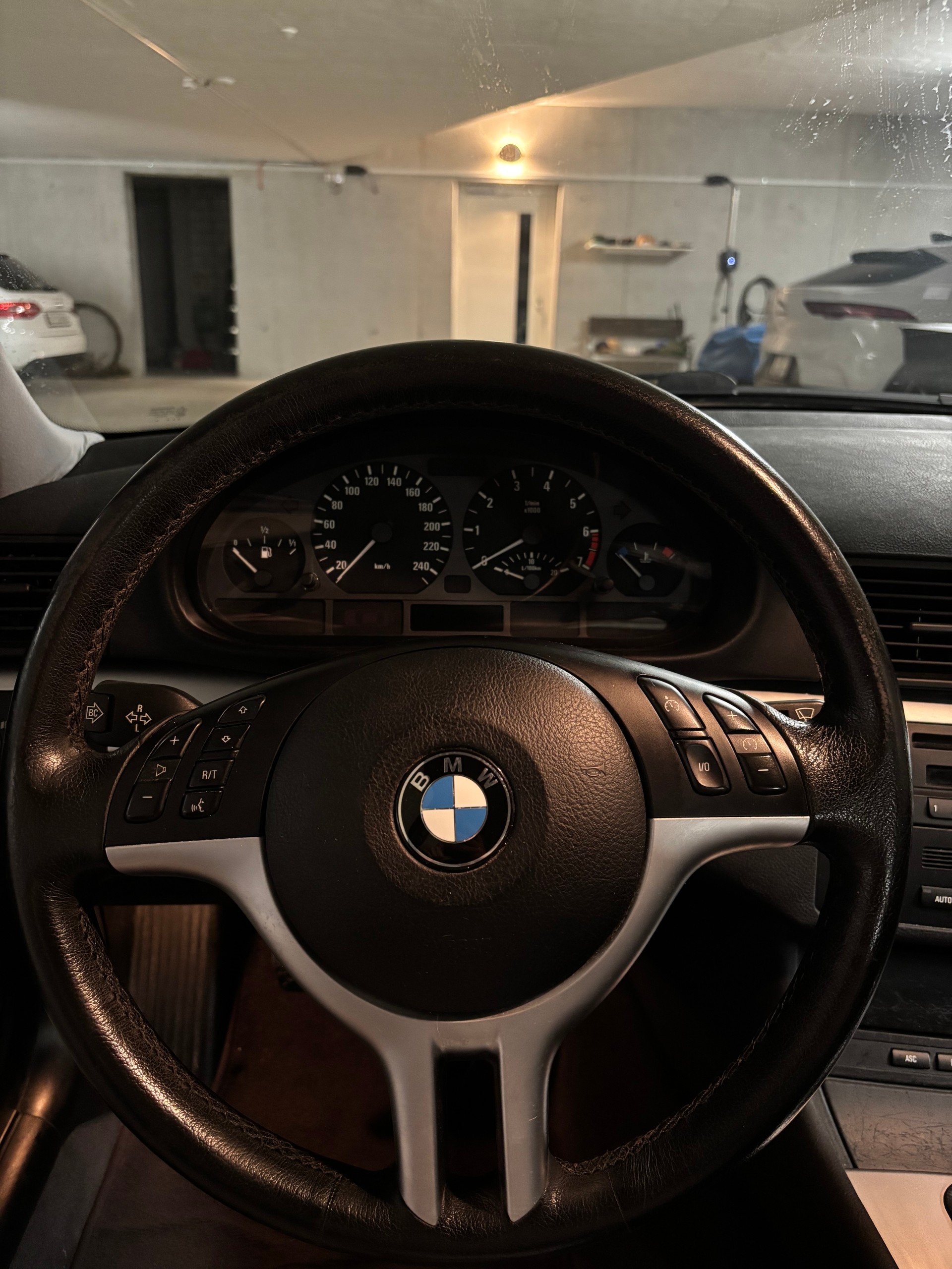 BMW 320i-image-11