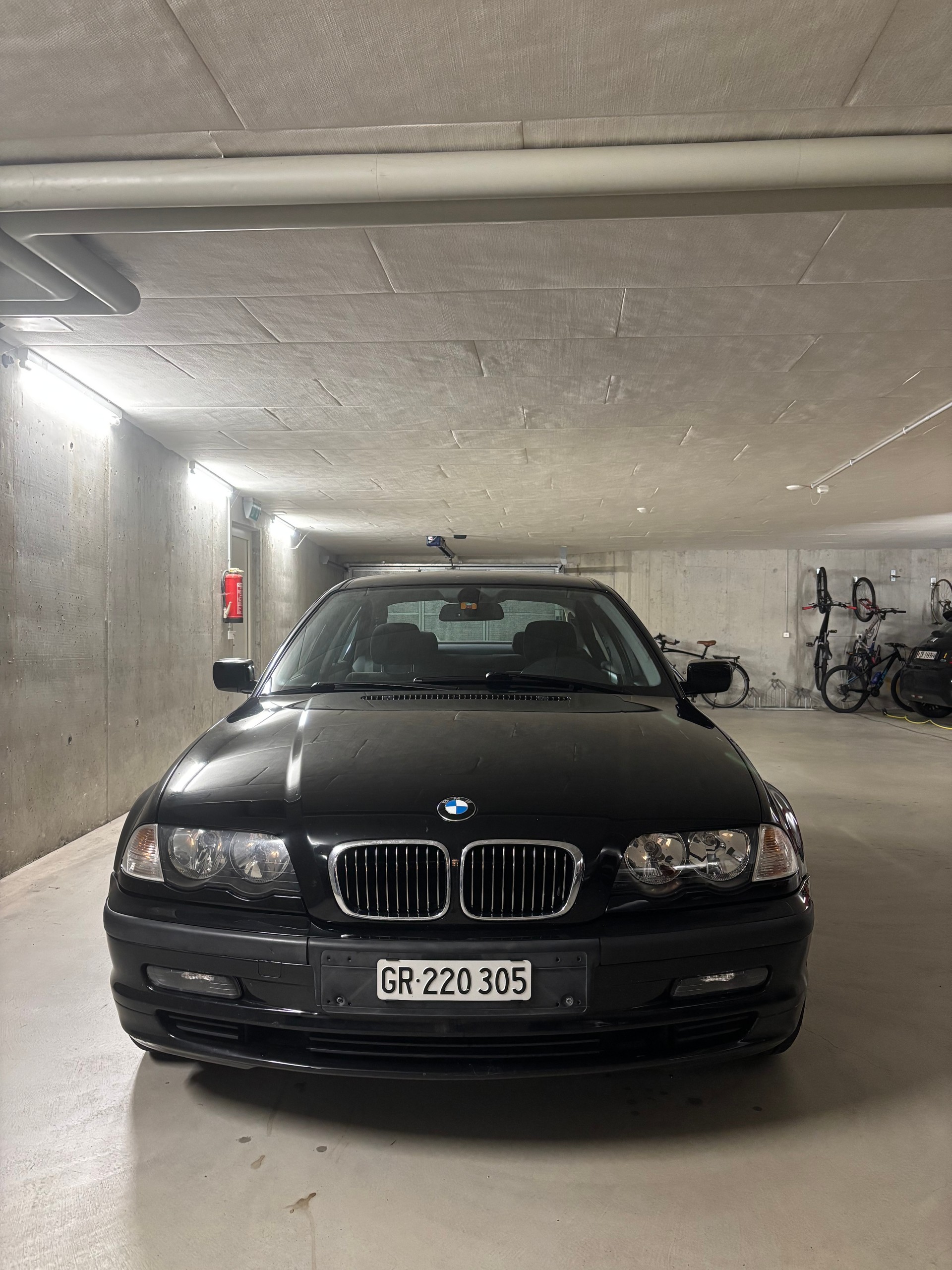 BMW 320i-image-1
