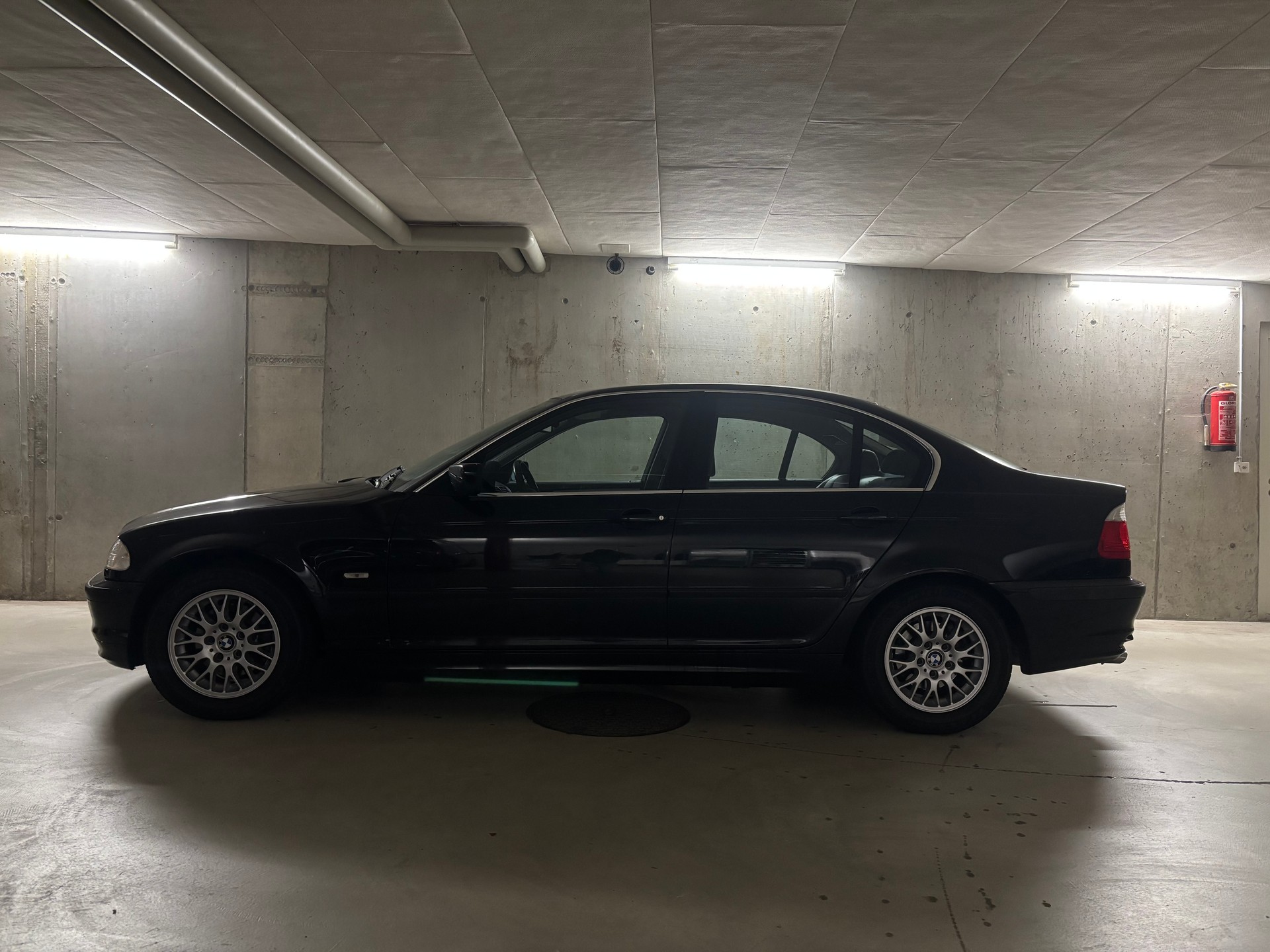 BMW 320i-image-5