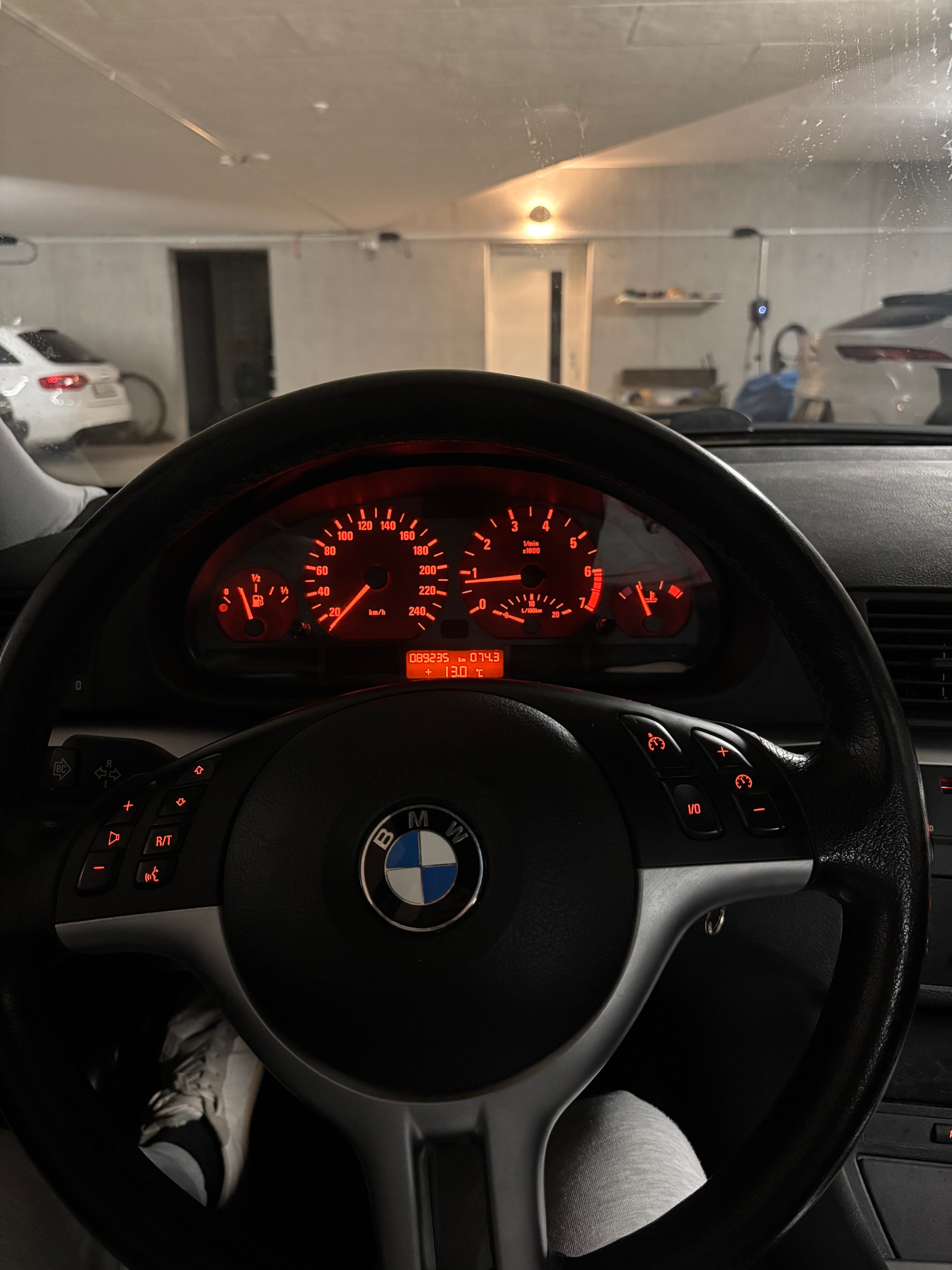BMW 320i-image-12