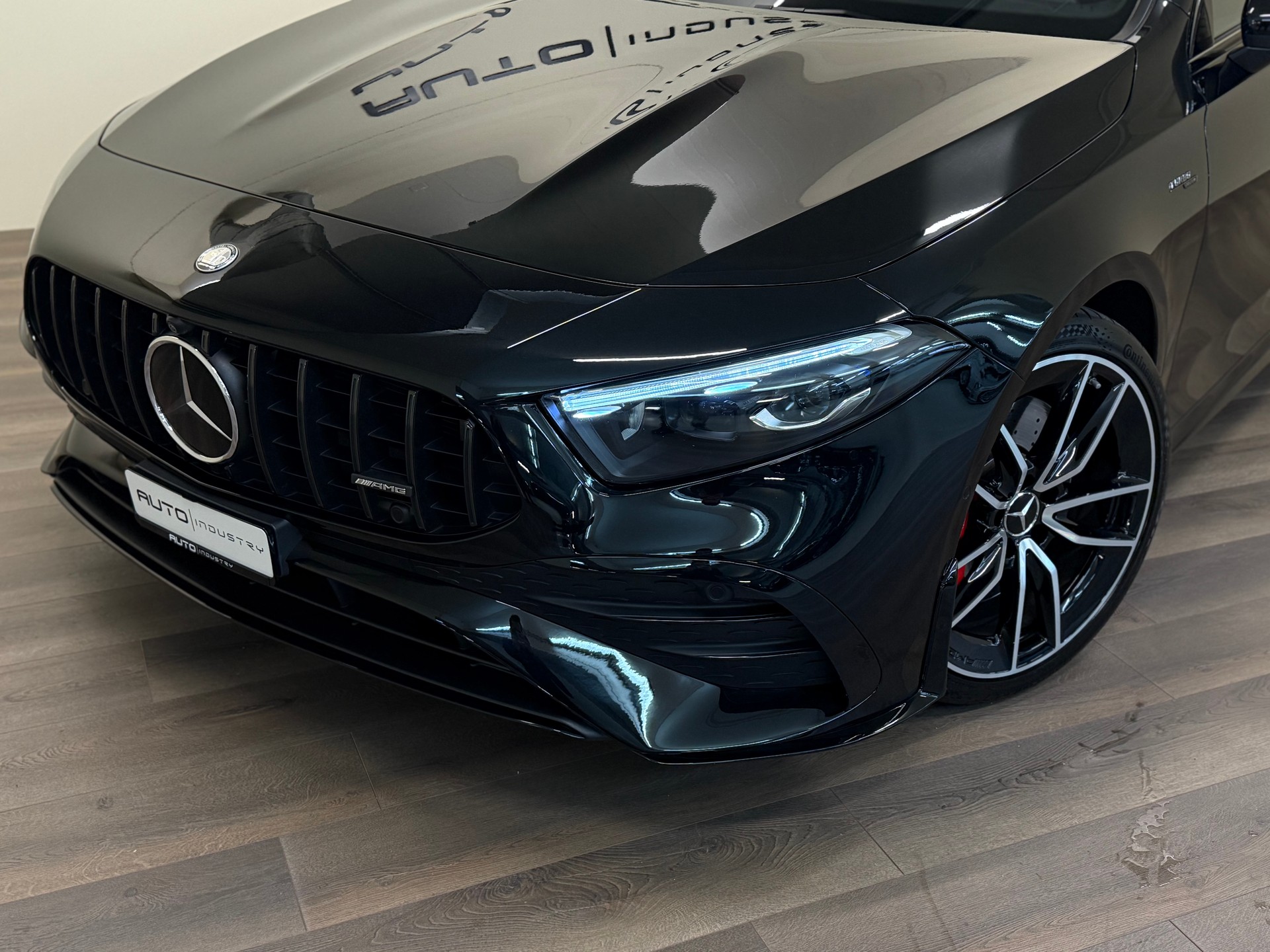 MERCEDES-BENZ A AMG 35 4Matic 8G-DCT-showroom-element-2