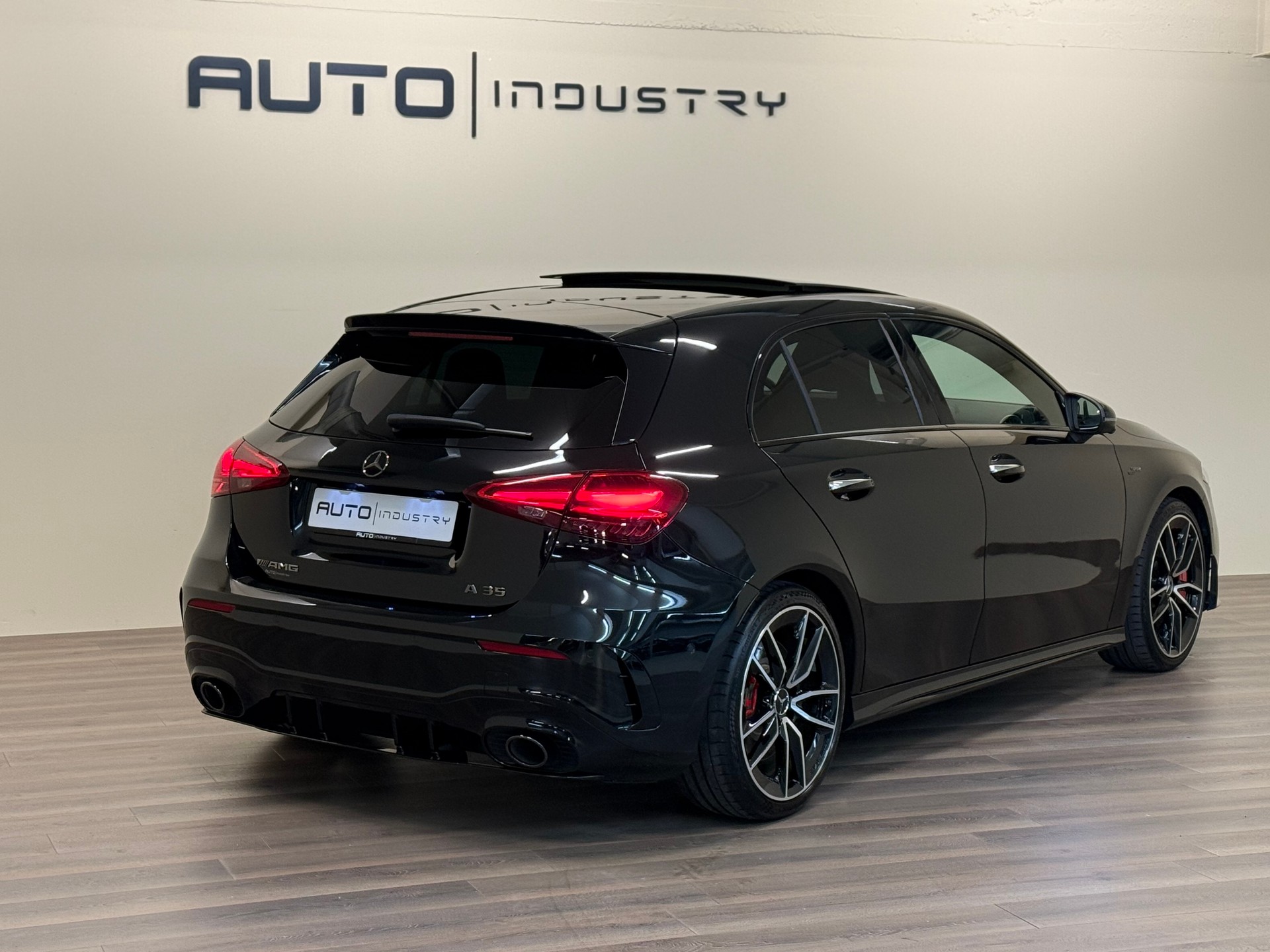 MERCEDES-BENZ A AMG 35 4Matic 8G-DCT-showroom-element-3