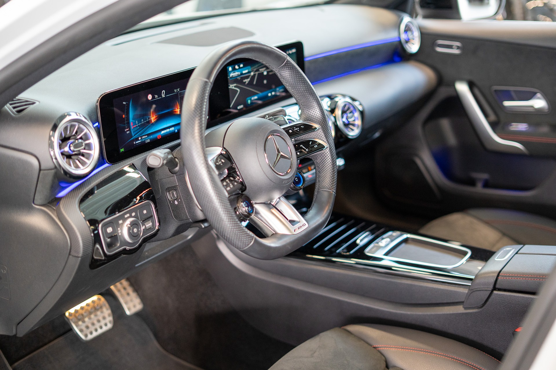 MERCEDES-BENZ A 35 AMG 4matic Limousine / Facelift / Performance Auspuff / Panorama-image-9