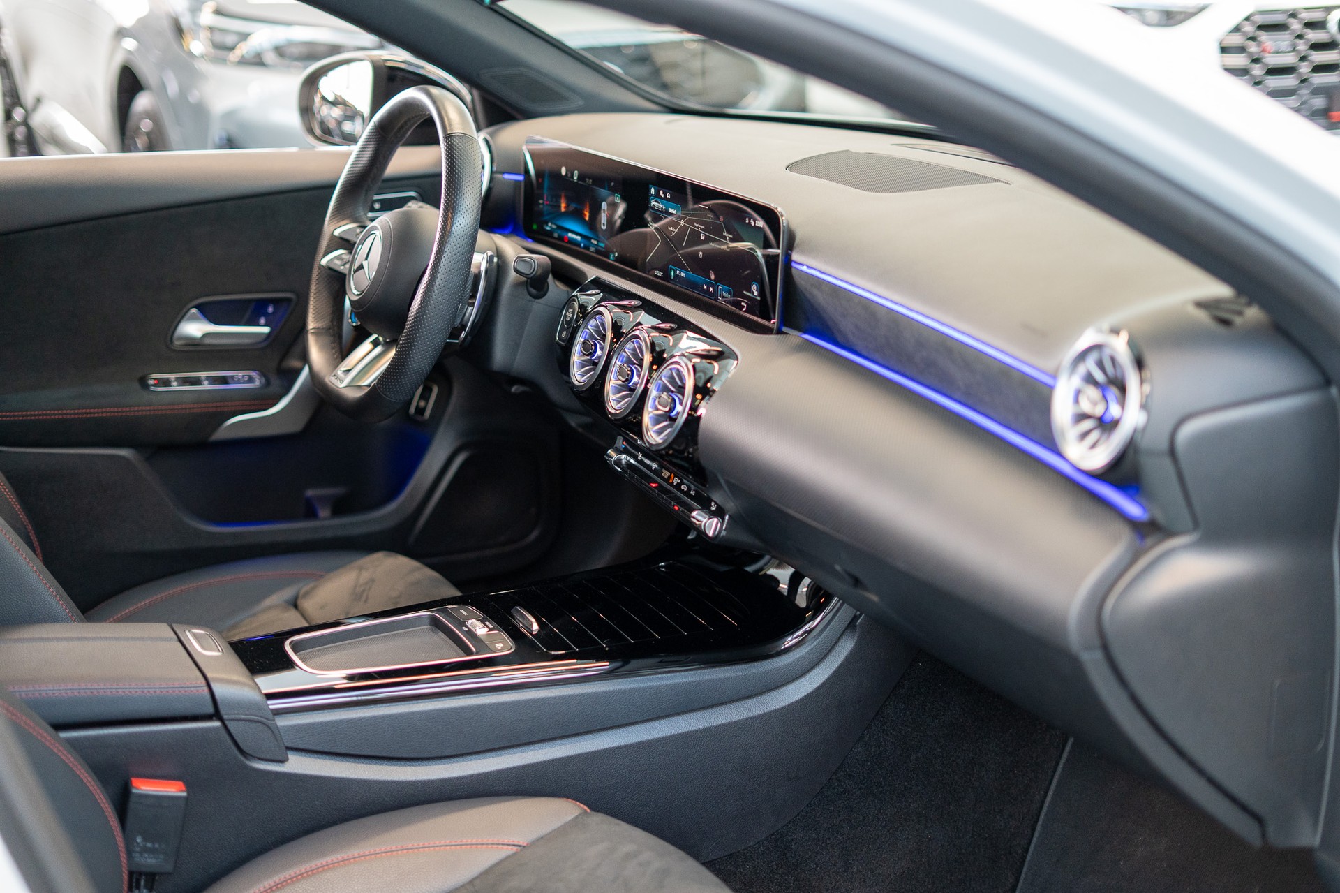 MERCEDES-BENZ A 35 AMG 4matic Limousine / Facelift / Performance Auspuff / Panorama-image-15