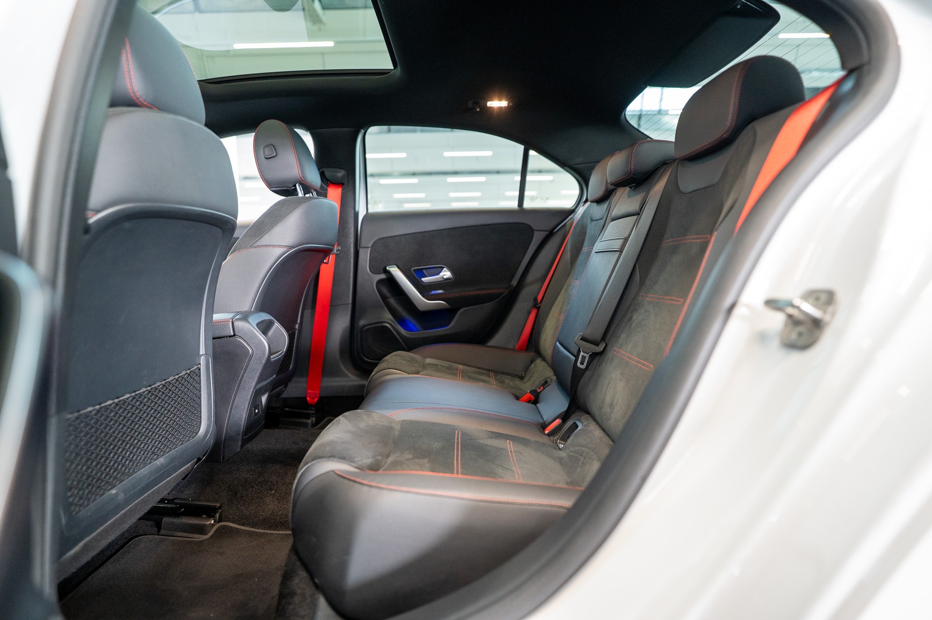 MERCEDES-BENZ A 35 AMG 4matic Limousine / Facelift / Performance Auspuff / Panorama-image-12