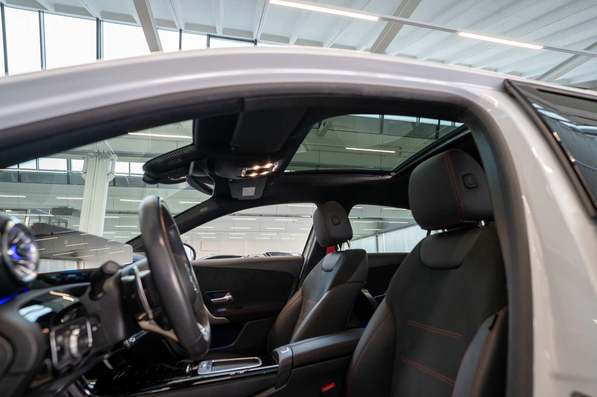 MERCEDES-BENZ A 35 AMG 4matic Limousine / Facelift / Performance Auspuff / Panorama-image-8