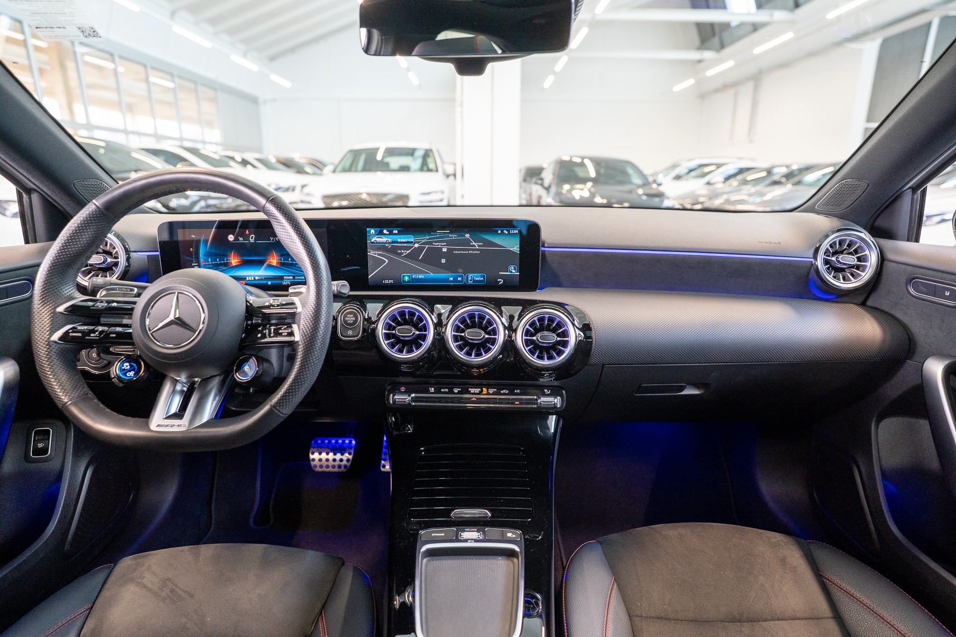 MERCEDES-BENZ A 35 AMG 4matic Limousine / Facelift / Performance Auspuff / Panorama-image-16