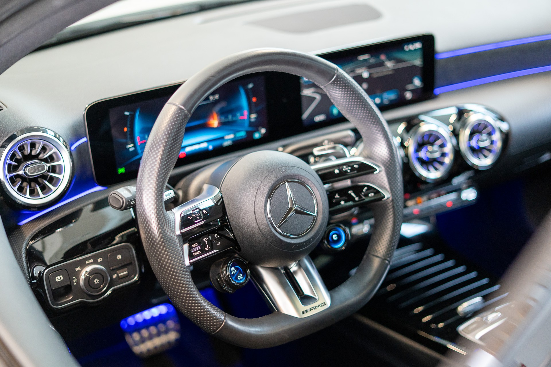 MERCEDES-BENZ A 35 AMG 4matic Limousine / Facelift / Performance Auspuff / Panorama-image-10