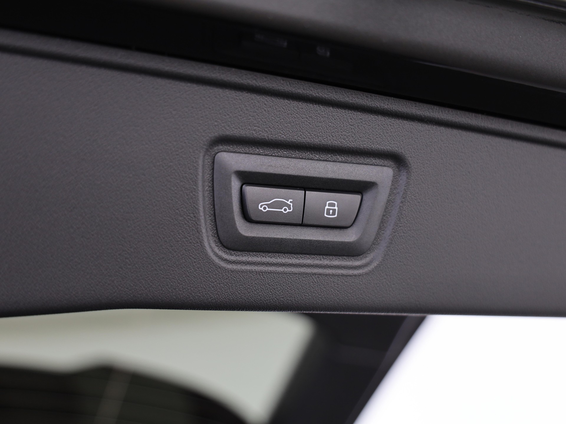 BMW 550e xDrive Touring-image-8