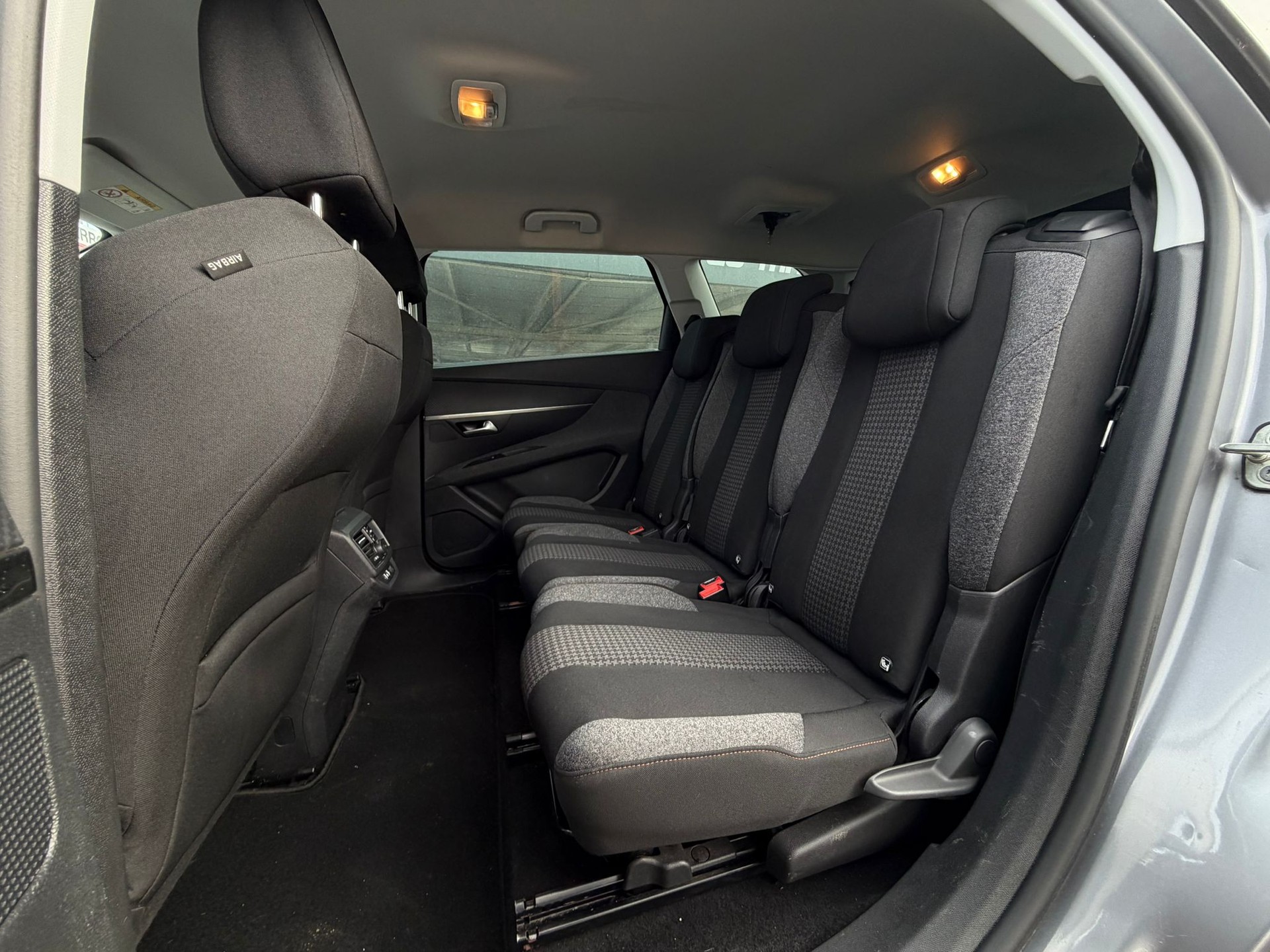 PEUGEOT 5008 1.2 Pure Tech Business Line EAT-image-11