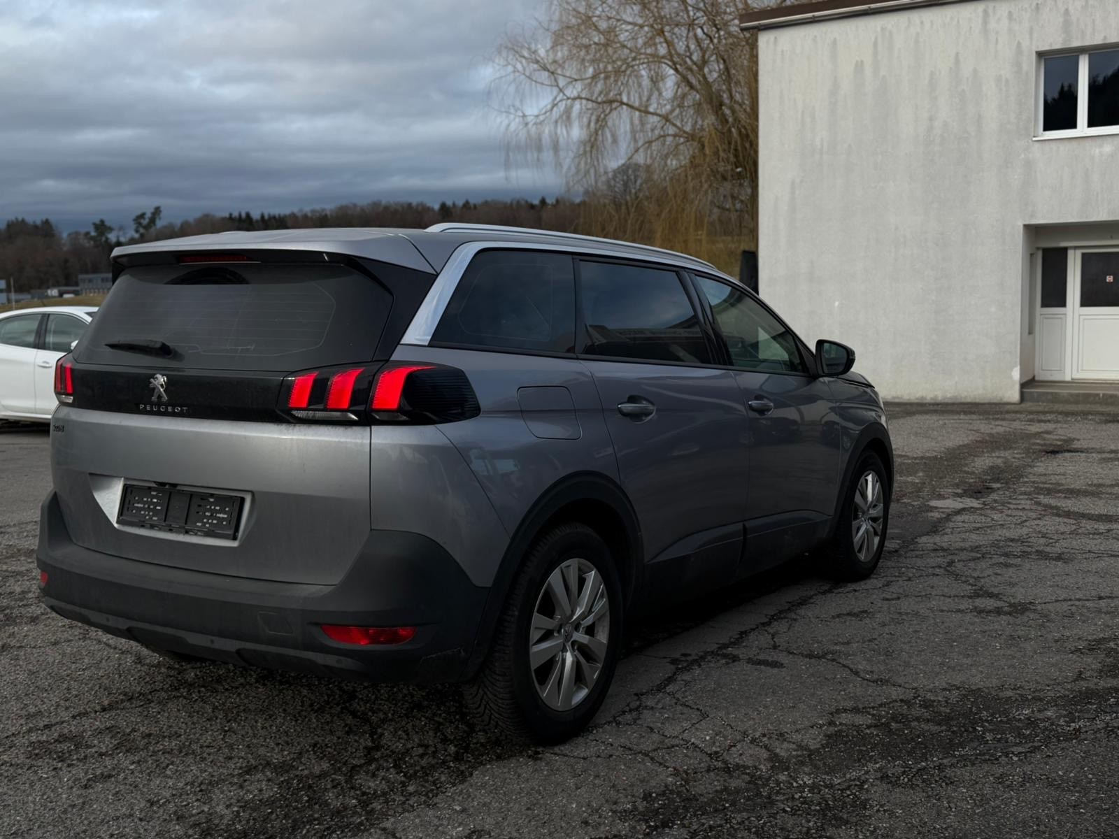 PEUGEOT 5008 1.2 Pure Tech Business Line EAT-image-2