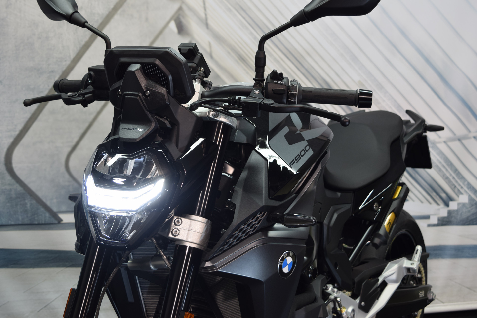 BMW F 900 R A2 Triple Black Vollausstattung 35kW-image-9